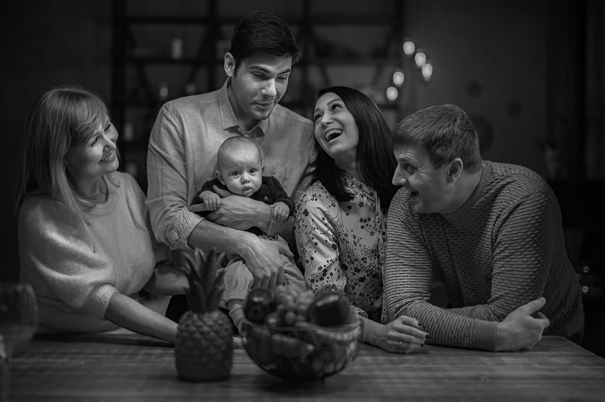 Семья за столом. Молодой папа с сыном на руках всех развеселил