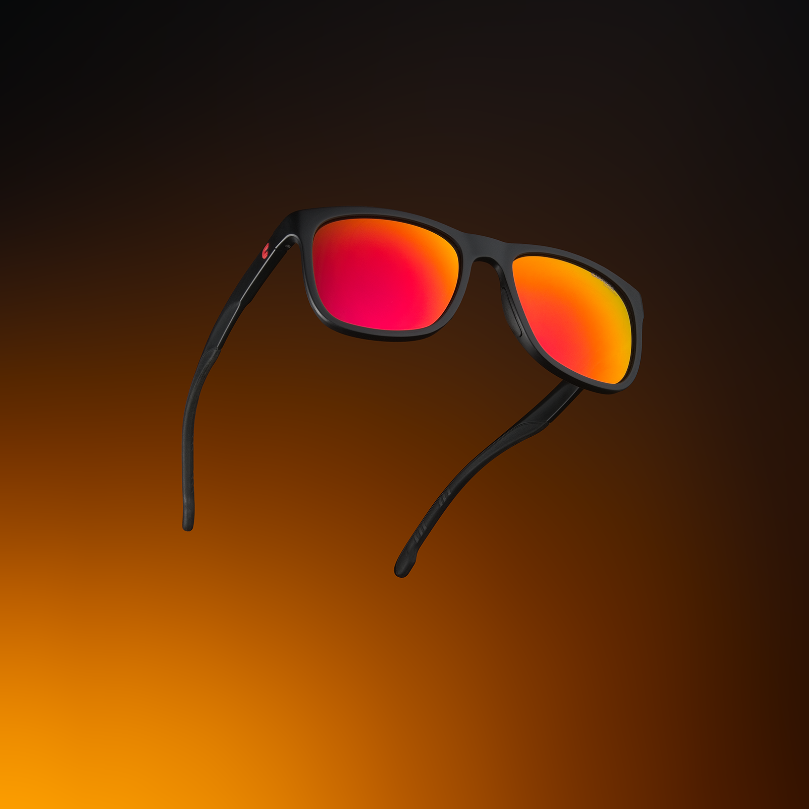 Высококачественная рекламная и каталожная предметная фотосъёмка солнцезащитных очков с чёрной оправой и зеркальными линзами ярко-красно-оранжевого цвета, выполненная на стильном градиентном фоне в студийных условиях для коммерческого портфолио профессионального фотографа, специализирующегося на создании продающих изображений для брендов, рекламы и онлайн-каталогов.