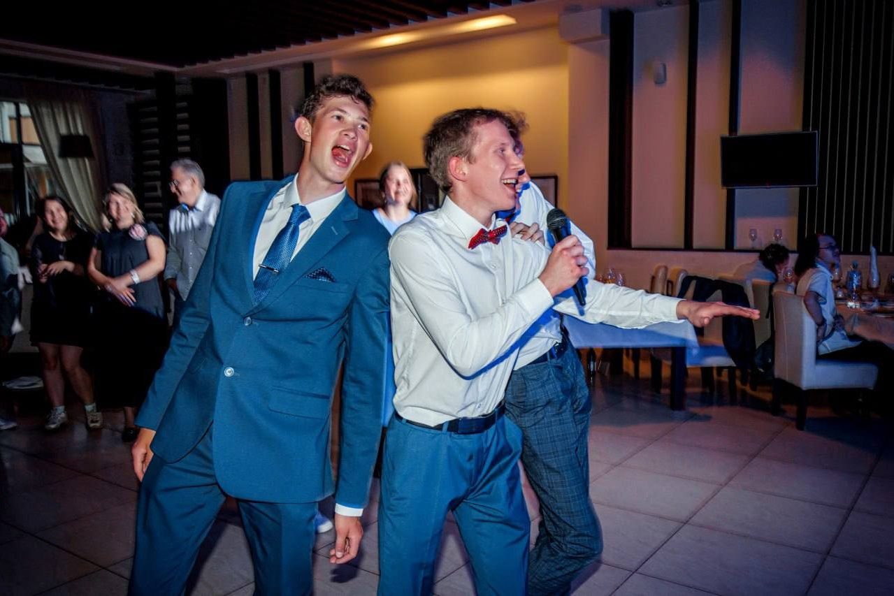 Фотография родителей, провожающих детей на последний звонок