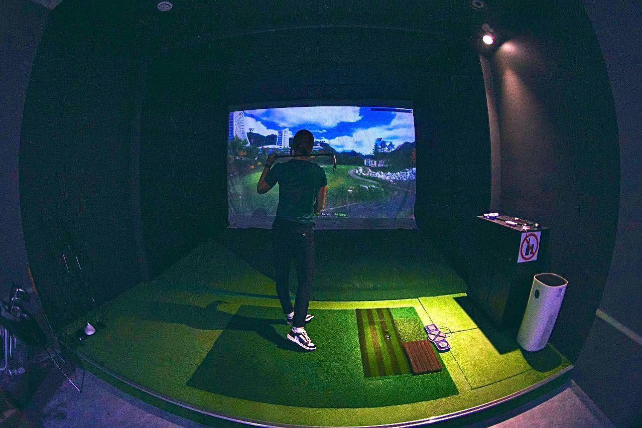 Тренировки по гольфу в Москве. Играть в гольф в Москве Тренер по гольфу. Групповые тренировки по гольфу в Москве. Академия гольфа NSU в Москве. Тренировки по гольфу для детей и взрослых, тренировки для новичков