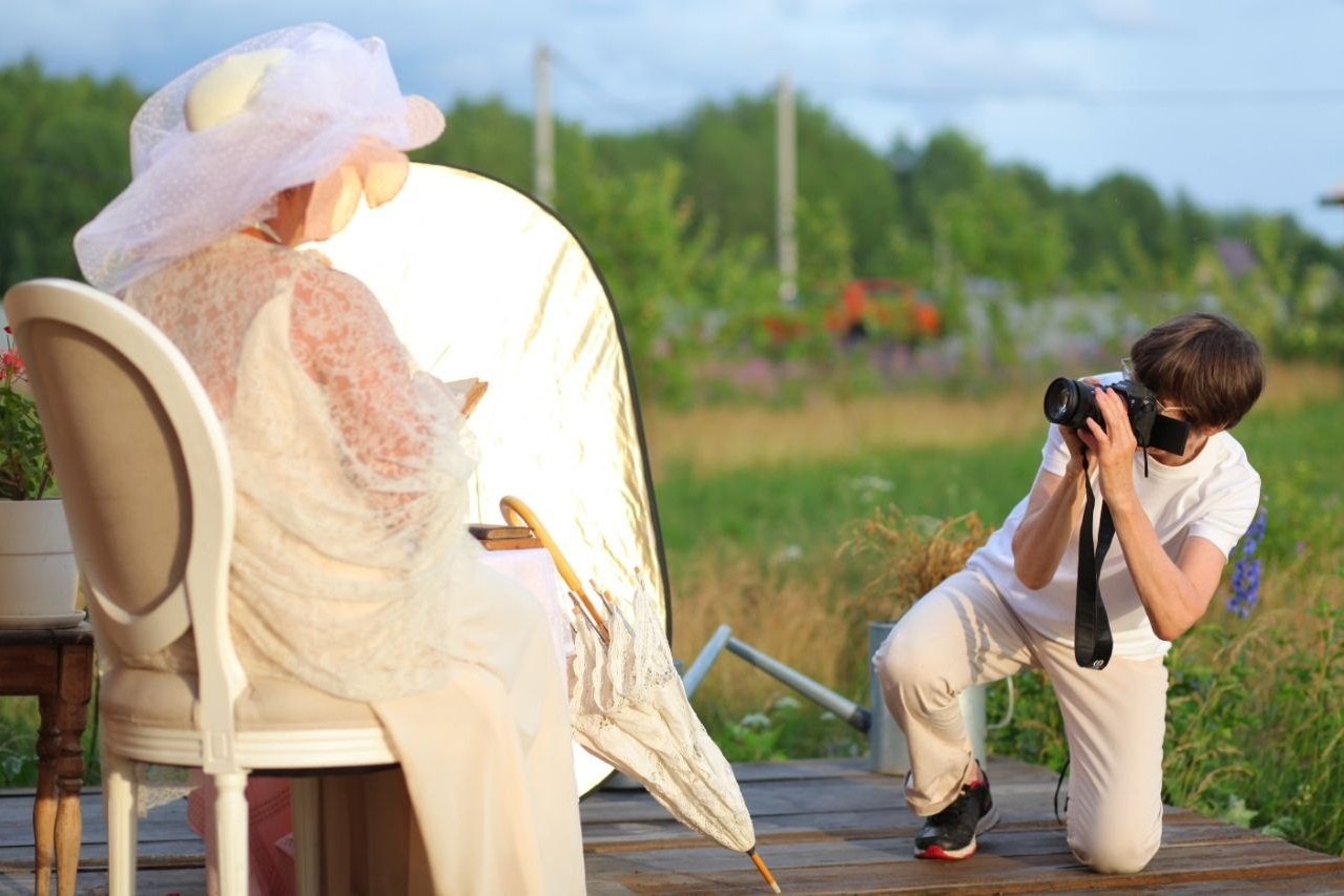 Процесс портретной съемки с фотографом в Екатеринбурге  Светланой Корнелюк в творческом пространстве на выездной фотосессии