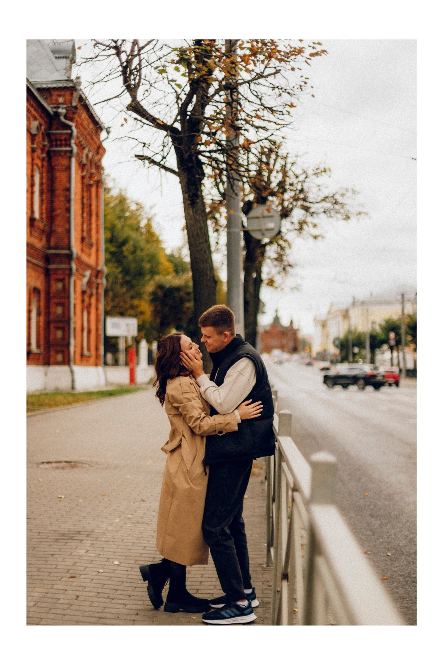 В неё входит: Фотосессия от 1 ч. до 1,5 часов 1-2 образа для фотосъемки От 100 фотографий в цветокоррекции и 10 в ретуши