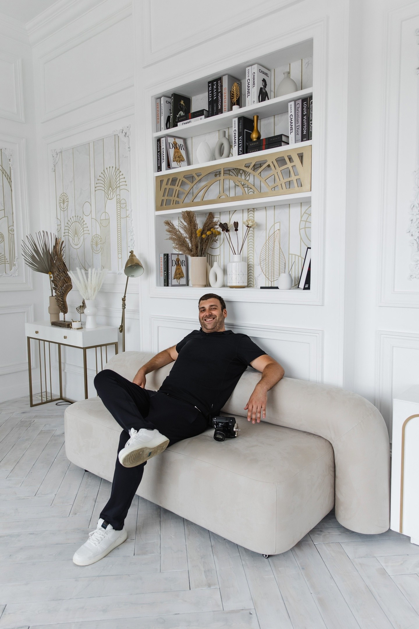 Свадебная фотосессия в парке, невеста в белом платье, жених в костюме, счастливая пара обнимается. Свадебная церемония на природе, гости аплодируют молодоженам. Свадебный портрет в студии, невеста улыбается, жених держит ее за руку.Кадры с танцпола, гости танцуют, царит веселая атмосфера. Молодожены целуются на закате, на фоне гор и озера. Невеста бросает букет, подружки невесты пытаются поймать. Жених и невеста держатся за руки во время прогулки по мосту. Свадебный торт, украшенный цветами, на фоне декораций. Свадебный фотограф в Москве Москва. Съемка в стиле репортажа, постановочные кадры, свадебные портреты. Профессиональный свадебный фотограф, опыт работы более 10 лет, индивидуальный подход к каждой паре. Свадебная фотосессия в Москве, качественные фотографии, доступные цены. фотограф в загс