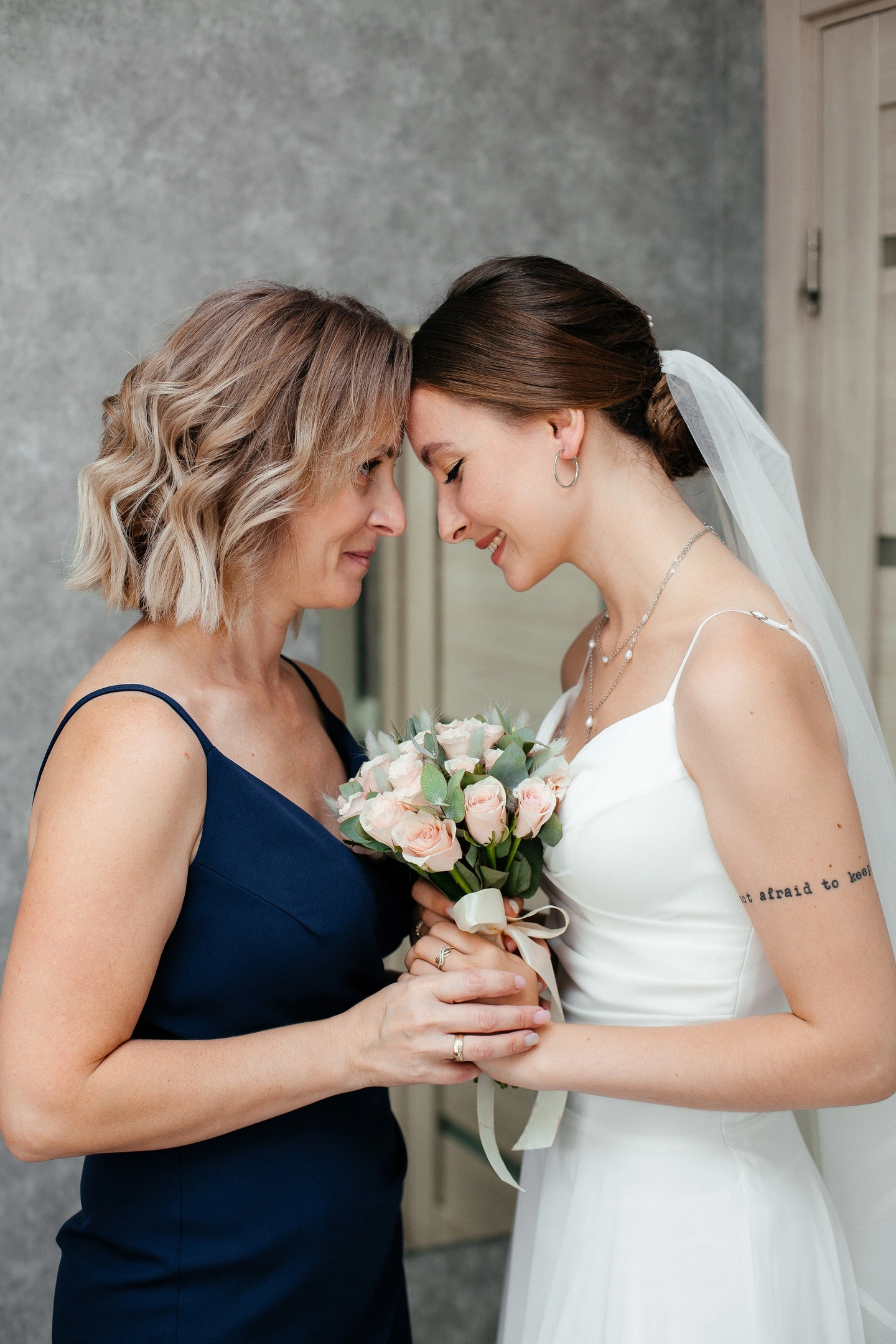 Мама невесты на свадьбе с дочкой