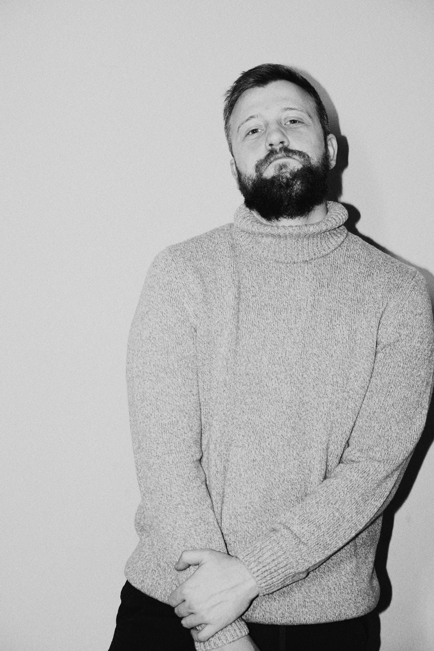 Профессиональная свадебная видеосъёмка: живые истории, а не просто кадры. Каждая свадьба — это не просто событие, а целый мир эмоций, жестов, взглядов, мгновений. Я снимаю не «видео про свадьбу», я создаю фильм о любви. Без постановки, без фальши — честно, чувственно, с дыханием жизни. В каждом кадре — то, что невозможно повторить .Работаю как свадебный видеограф с пониманием, что важен не только красивый ракурс, но и атмосфера. Знаю, как поймать свет, как не мешать, но быть в нужный момент рядом. Умею работать в любых условиях: камерные церемонии, выездные регистрации, масштабные торжества. Мой подход — это документальная свадебная видеосъёмка с киношным стилем. Никаких штампов. Только индивидуальный сценарий — под вас. Превращаю день свадьбы в фильм, к которому хочется возвращаться снова и снова.Видео под ключ: от съёмки до авторской цветокоррекции, монтаж с акцентом на ритм, драматургию, динамику и звук. Использую профессиональную технику, стабилизаторы, дроны — только для того, чтобы ваша история осталась вечной. Снимаю свадебные фильмы в Москве и Воронеже, выезжаю по всей России и за рубеж. Что вы получаете:– Живой, эмоциональный свадебный фильм– Видео высокого качества в стиле кино– Полную поддержку до и после съёмки– Индивидуальный подход к каждому проекту. Если тебе нужен не просто видеооператор на свадьбу, а человек, который почувствует вашу историю — ты по адресу.