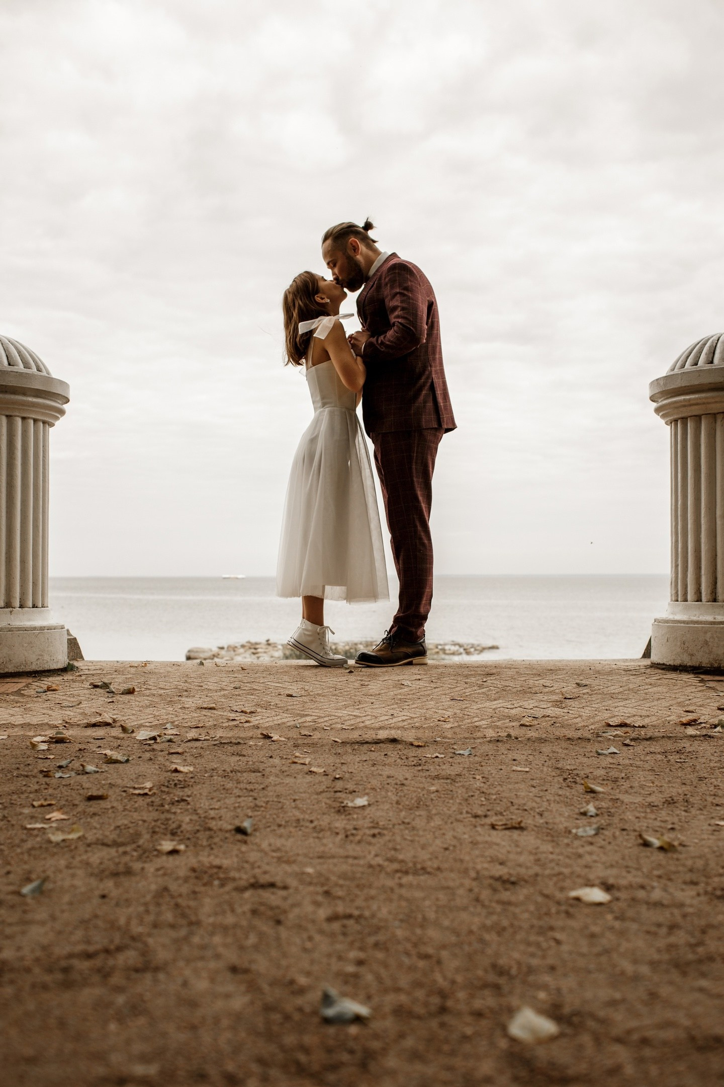 Свадьба в Петергофе: молодожены в Нижнем парке у залива и дворца Монплезир.