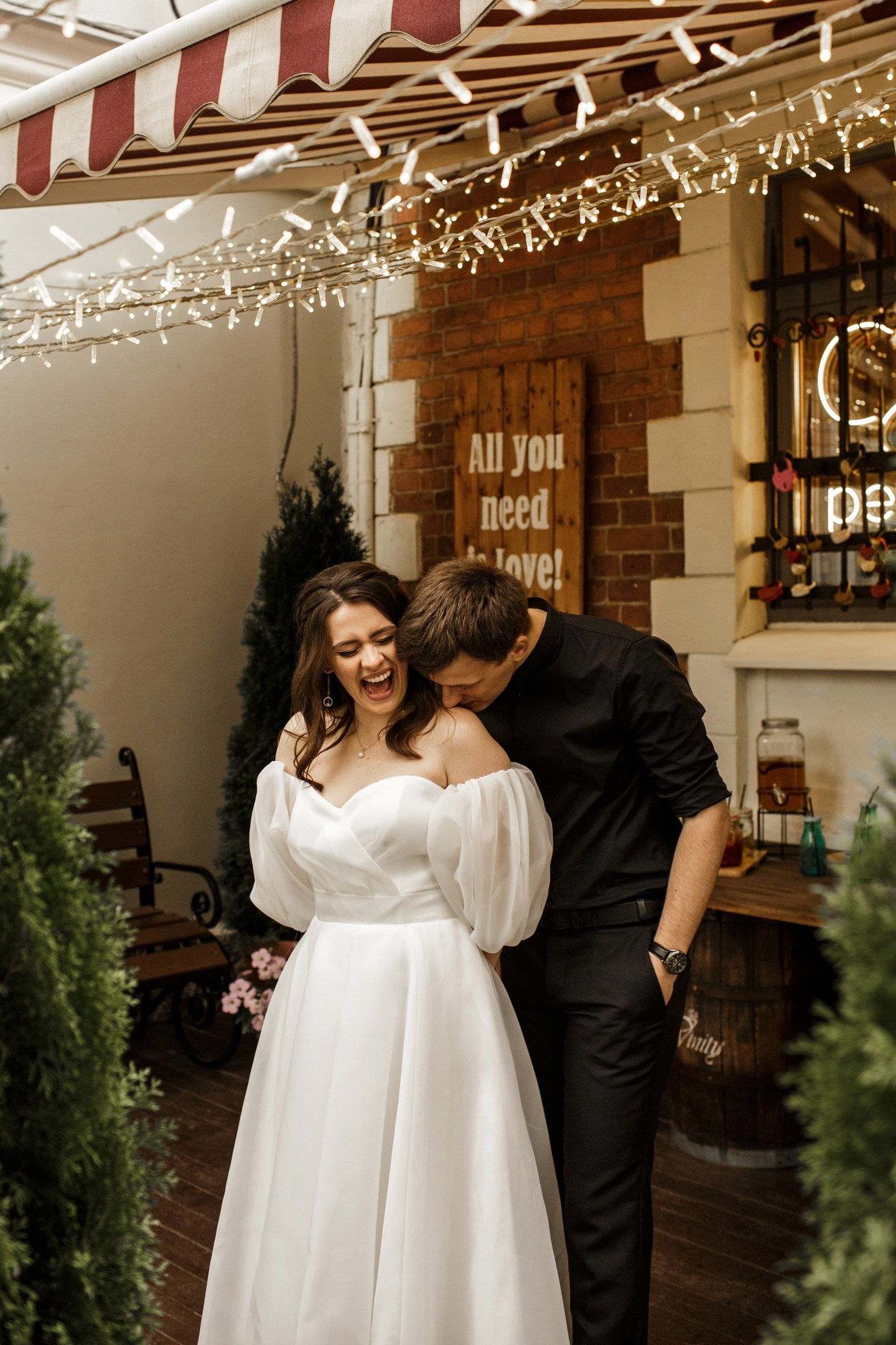 Свадьба в стиле рок: жених в total black.