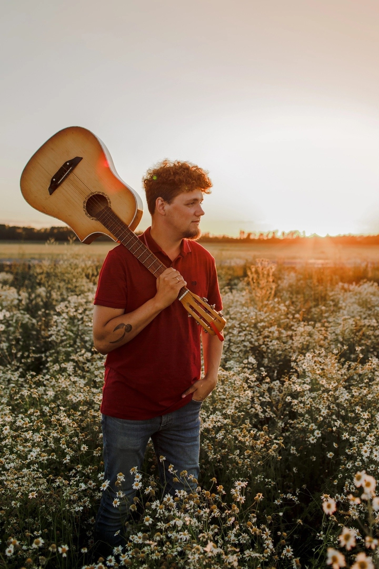 Мужской портрет: мужчина с гитарой на закате.