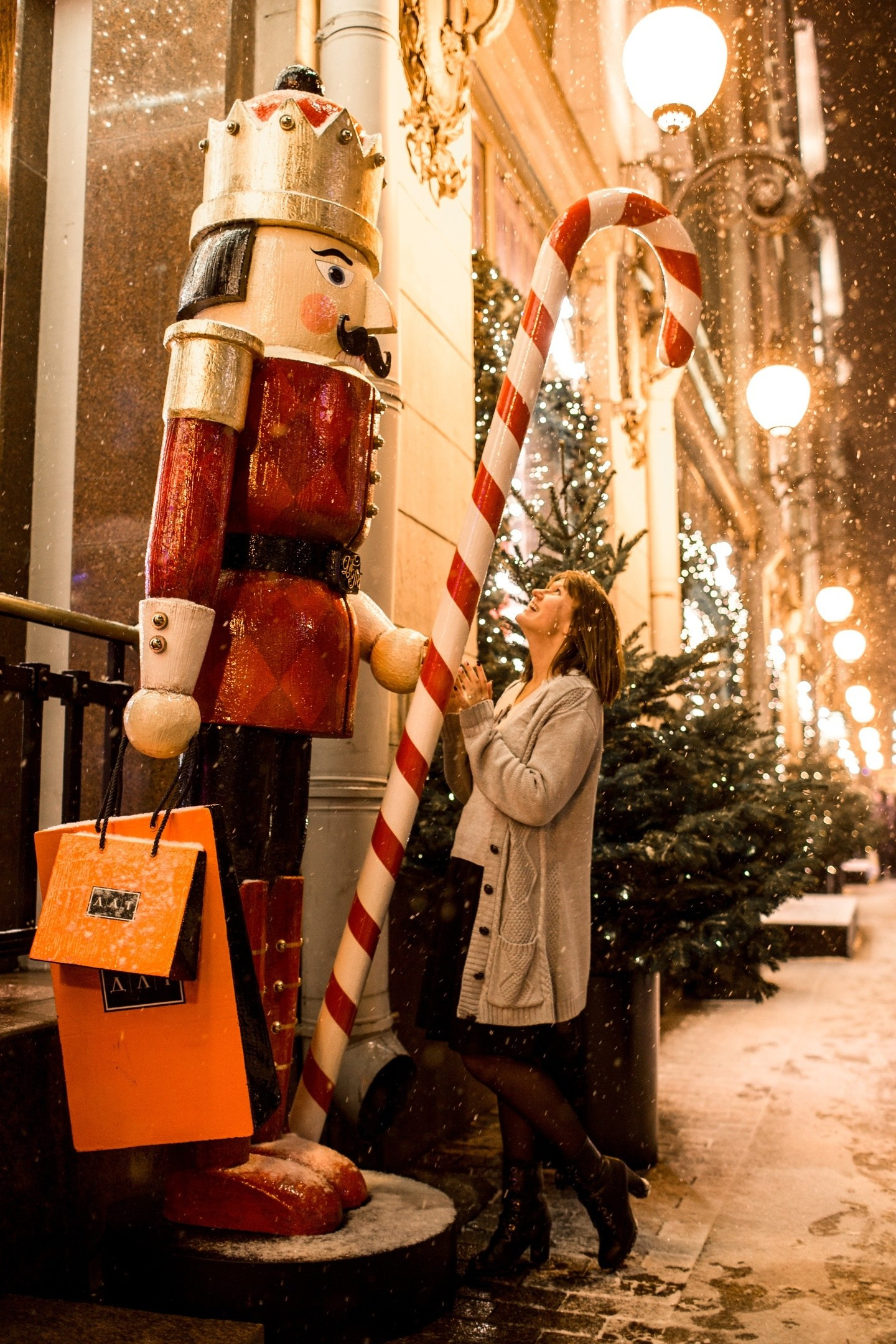 Новогодняя фотопрогулка в Петербурге: гигантские щелкунчики у ДЛТ на Невском проспекте.