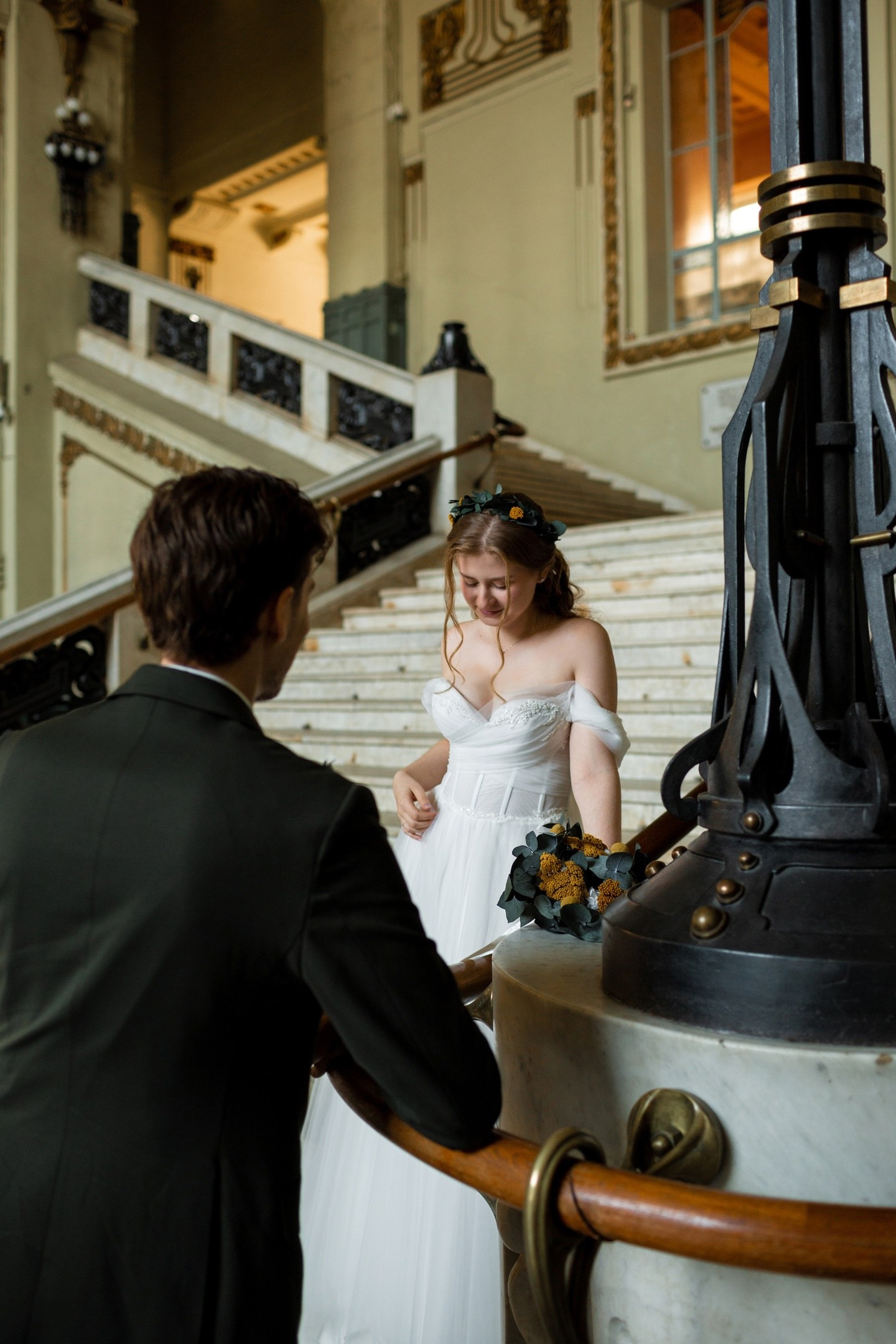 Невеста спускается по мраморной лестнице Витебского вокзала.
