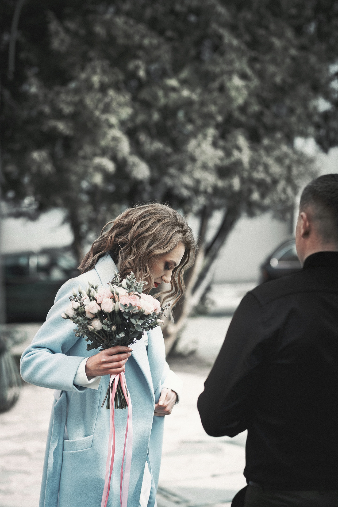 Свадебная прогулка после загса, студийная фотосъемка молодоженов