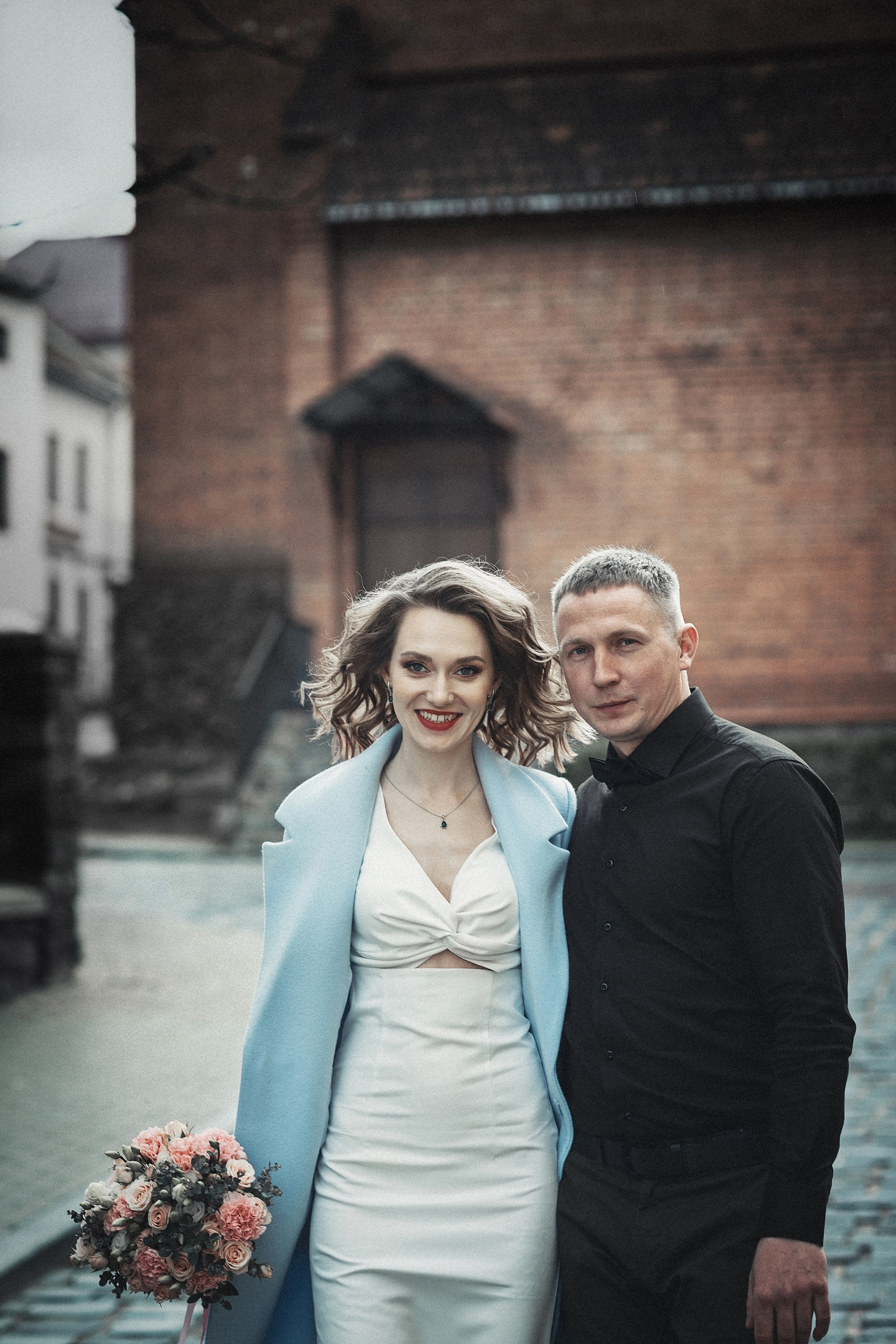 Свадебная прогулка после загса, студийная фотосъемка молодоженов