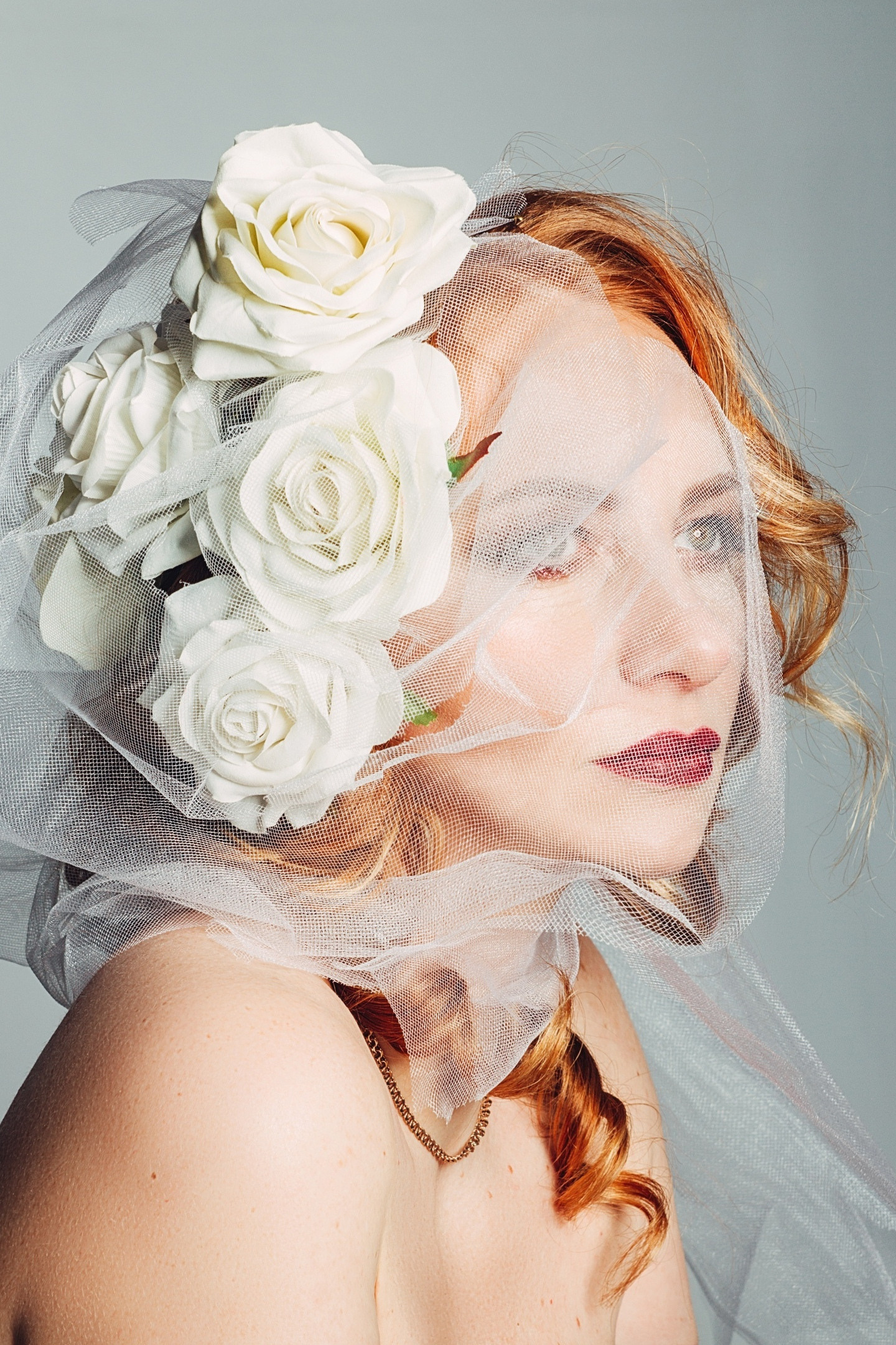 Портрет рыжеволосой девушки с вуалью и белыми розами в волосах