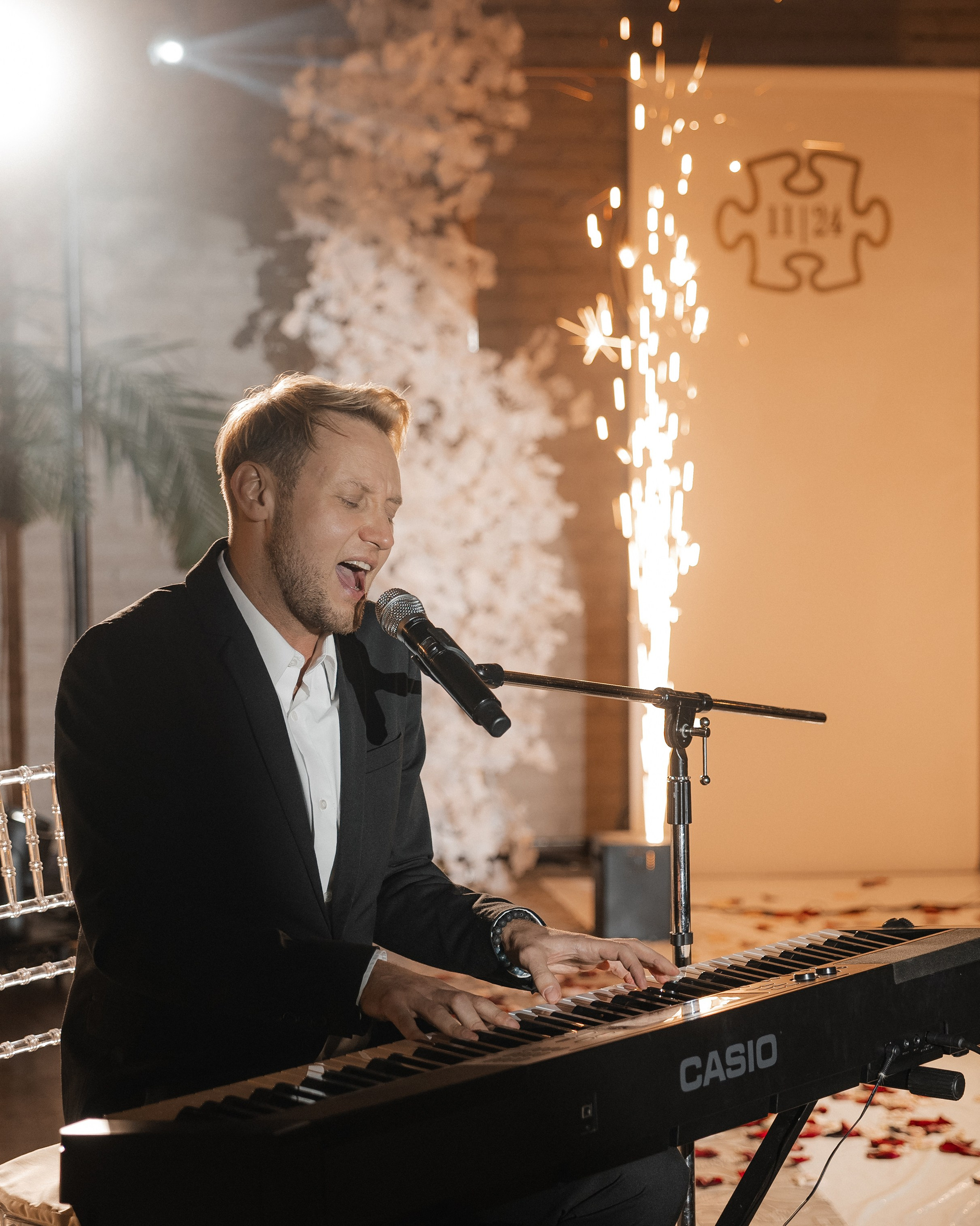 Банкетный зал в лучах золотистого света/свет на свадьбу. Световое оформление свадебных мероприятий и банкетов в Москве и Подмосковье