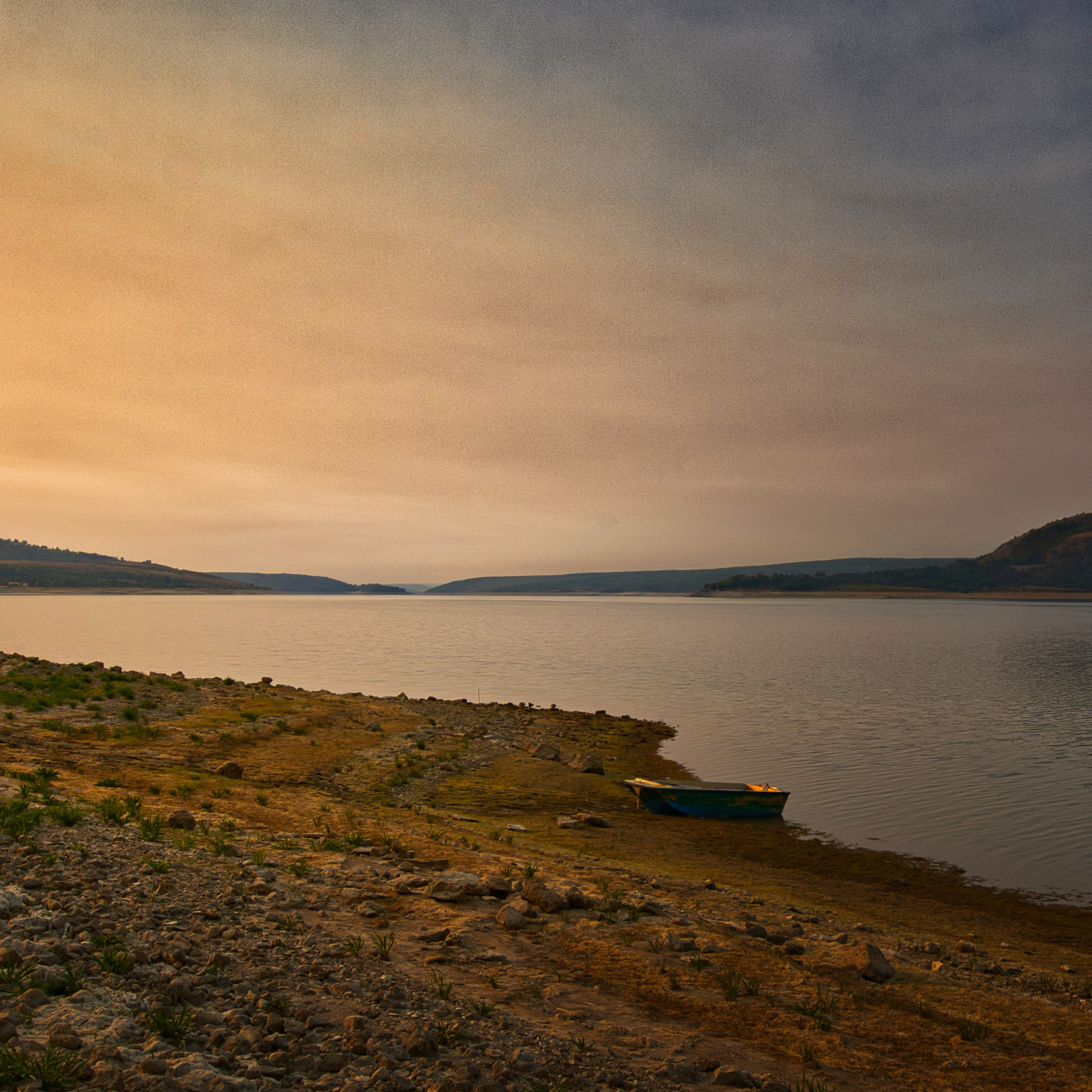 Лодка на берегу водохранилища Крушчица на закате, золотой час, Хорватия