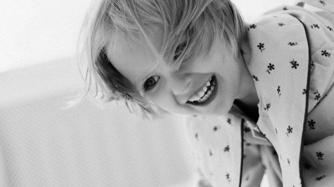 Искренняя семейная фотосессия в студии: уютные моменты и живые эмоции