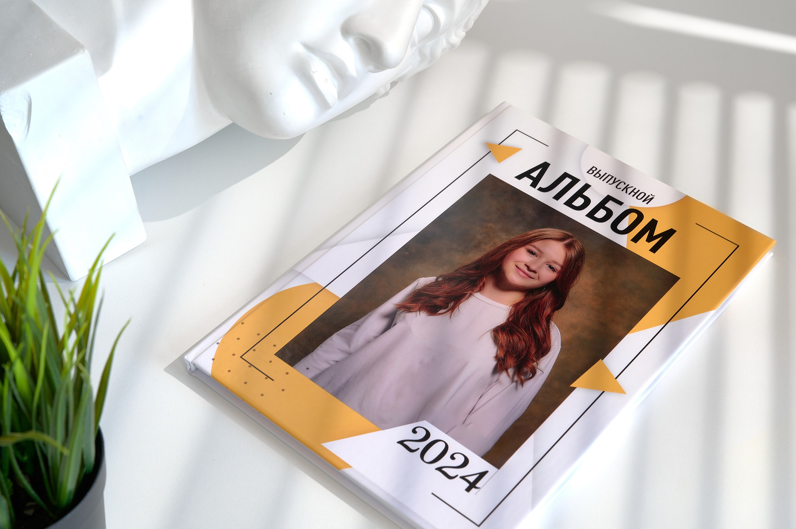 Фотокнига с изображением школьника выпускника