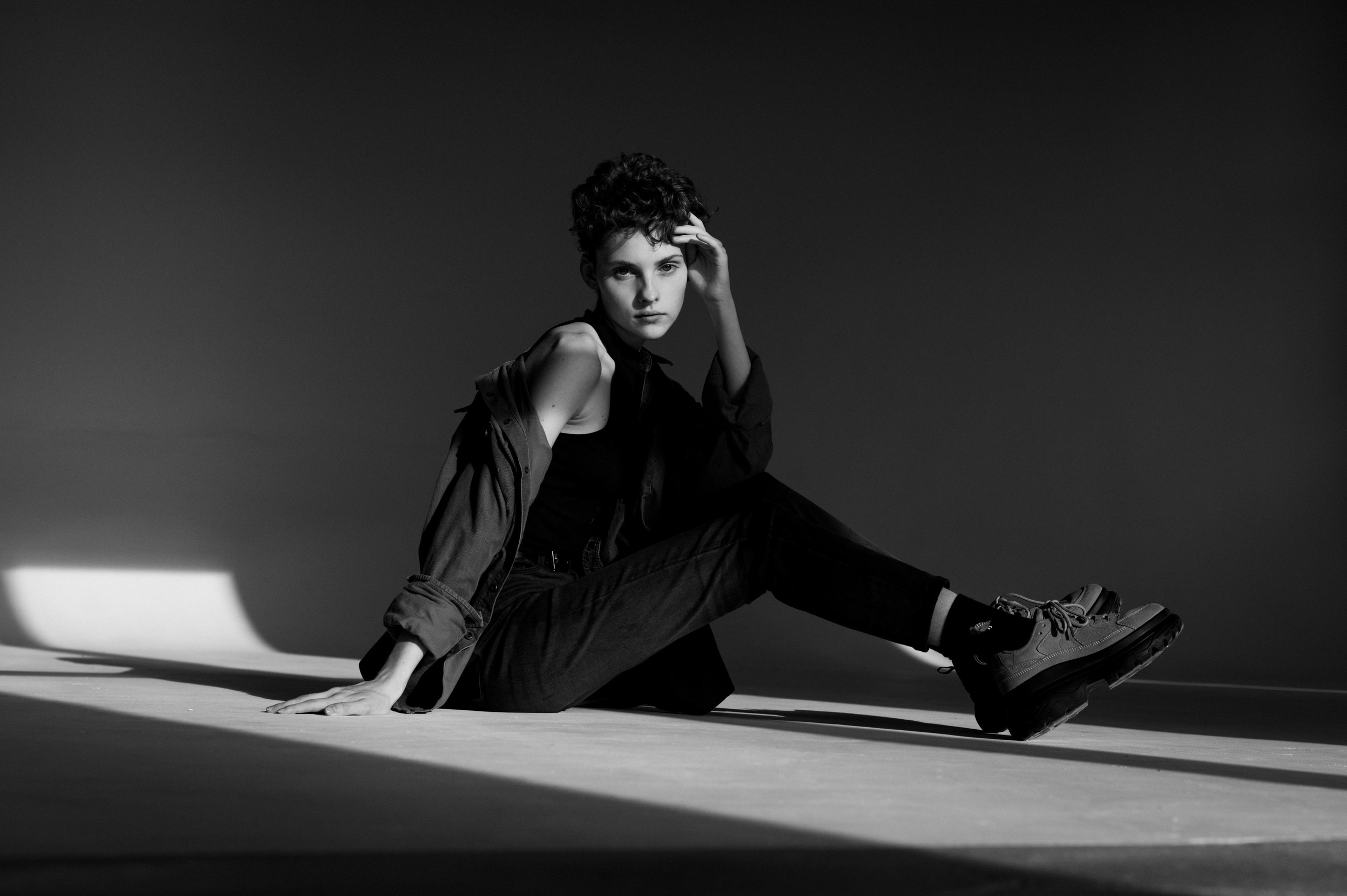 Девушка сидит на полу в фотостудии в Курске