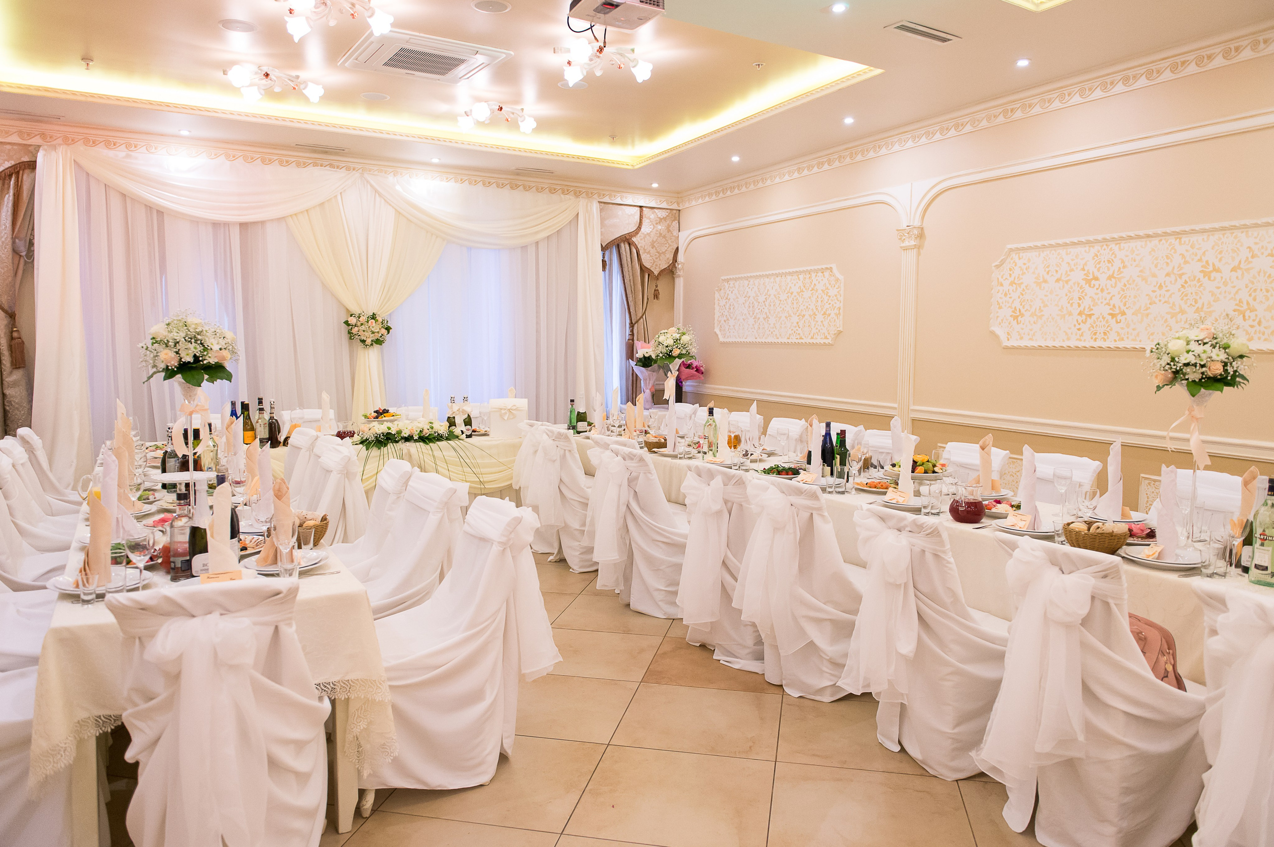 Красиво украшенный зал ресторана перед приездом молодоженов и их гостей
