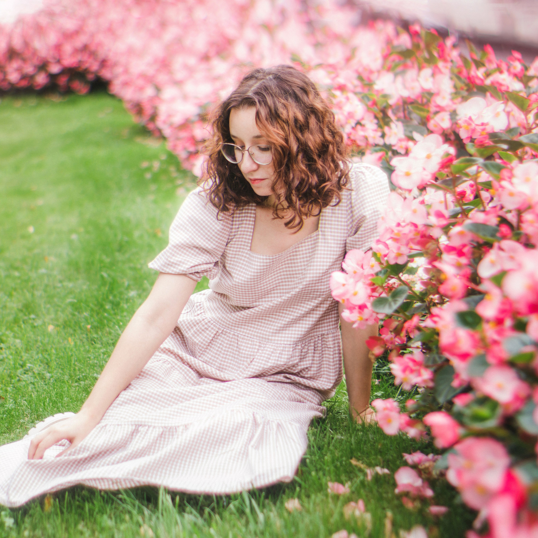 Съемка в Летнем саду, Петербург, девушка в поле розовых цветов