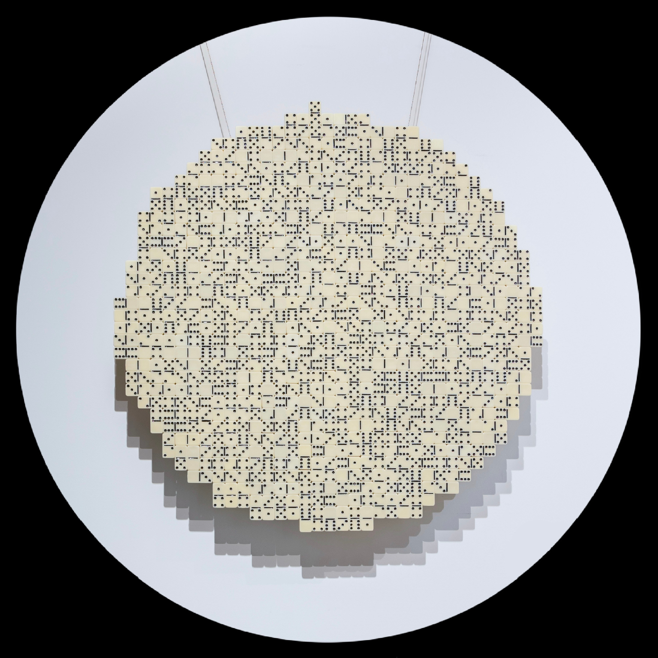 круглый арт объект на стену из домино искусство 