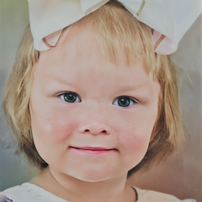 Портрет ребёнка с улыбкой на улице, мягкий дневной свет