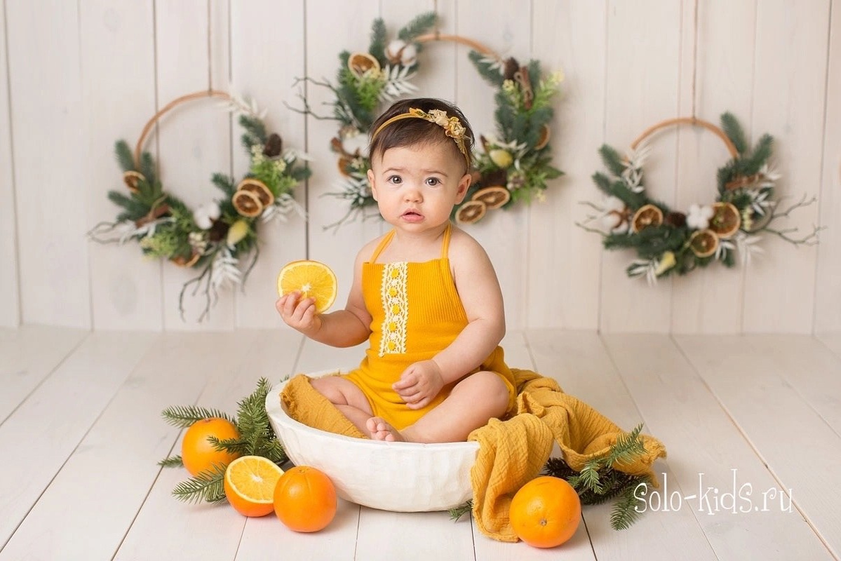 Девочка с апельсинами в детской фотостудии