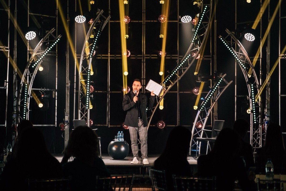 Ведущий Руслан Горяев