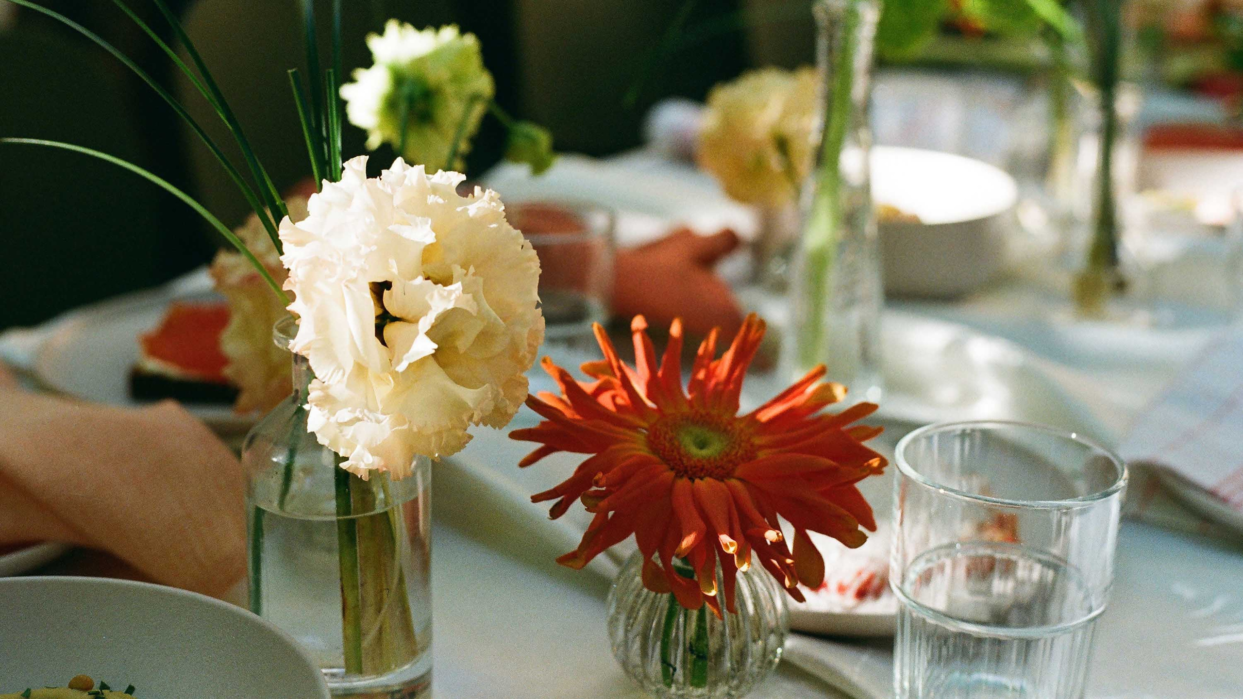 Цветочные композиции на свадебном столе перед банкетом