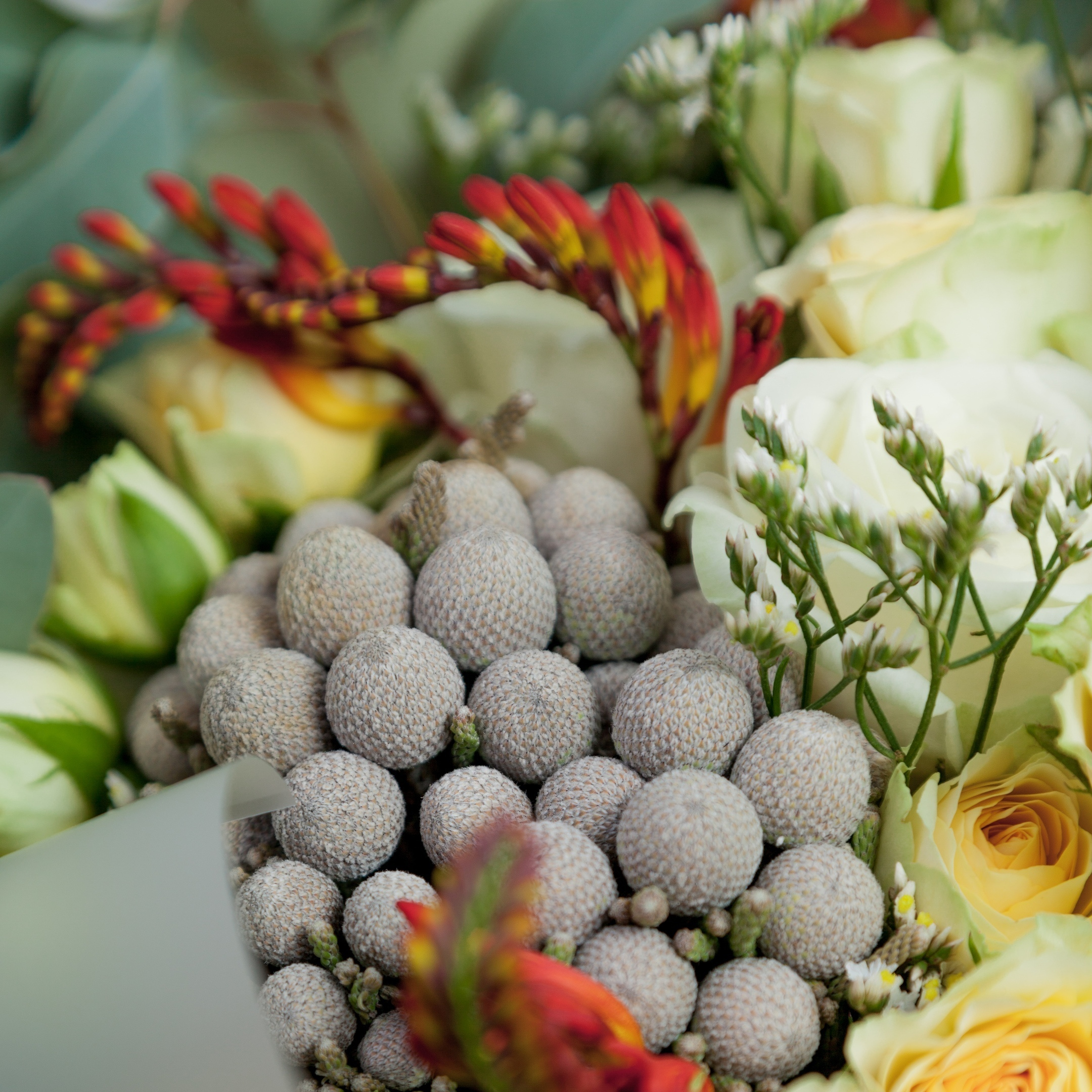 Букет роза одноголовая, роза кустовая, крокосмия, бруния. Флорист Маргарита Гладкова