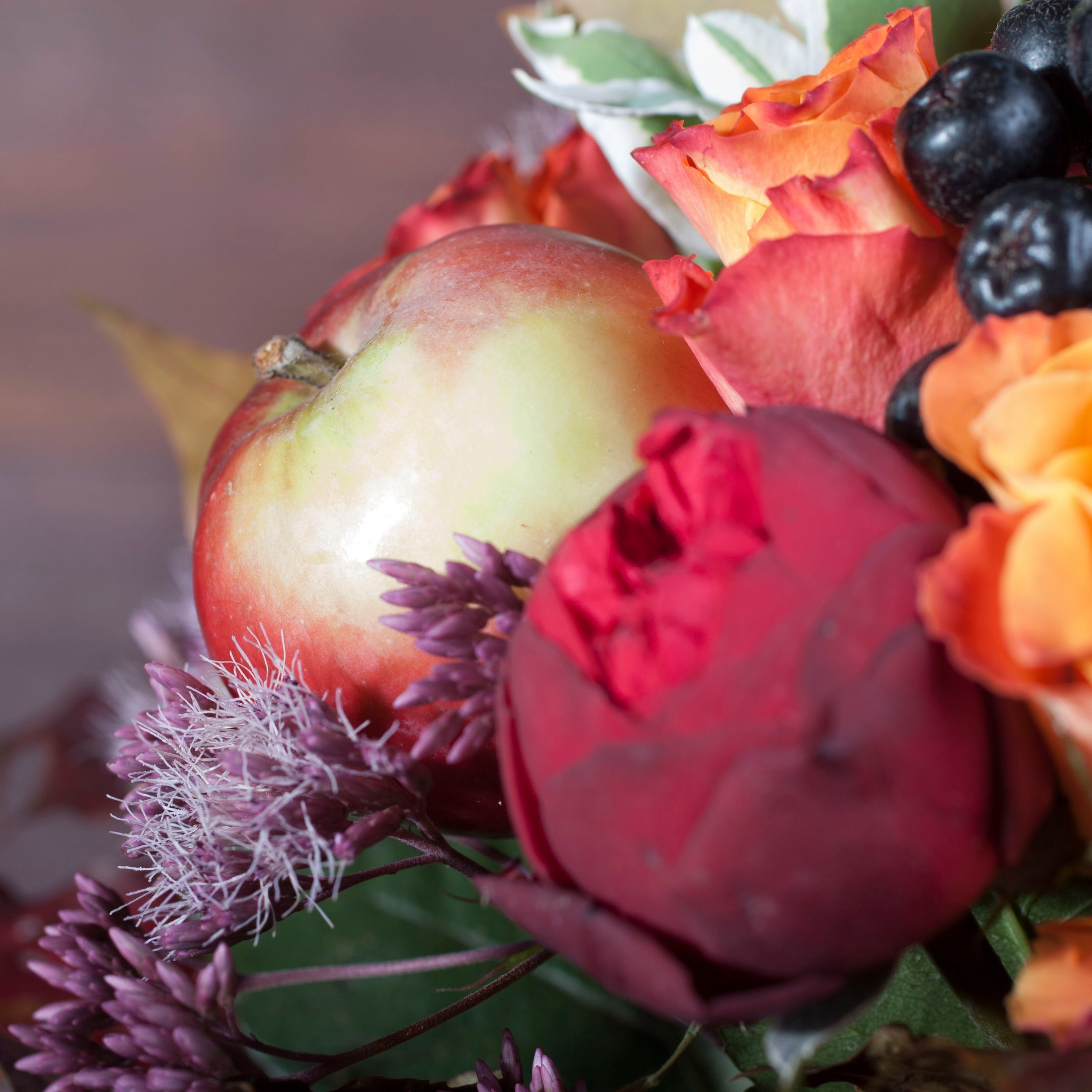 Букет розы пиано, седум, яблоки, кленовые листья. Флорист Маргарита Гладкова