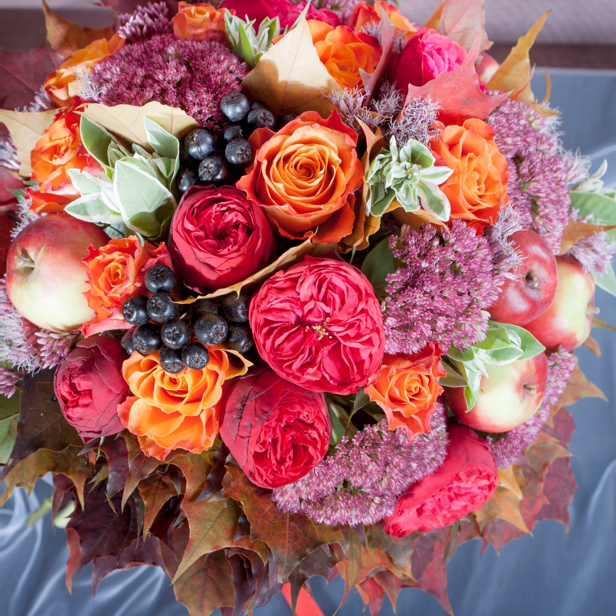 Букет розы пиано, седум, яблоки, кленовые листья. Флорист Маргарита Гладкова