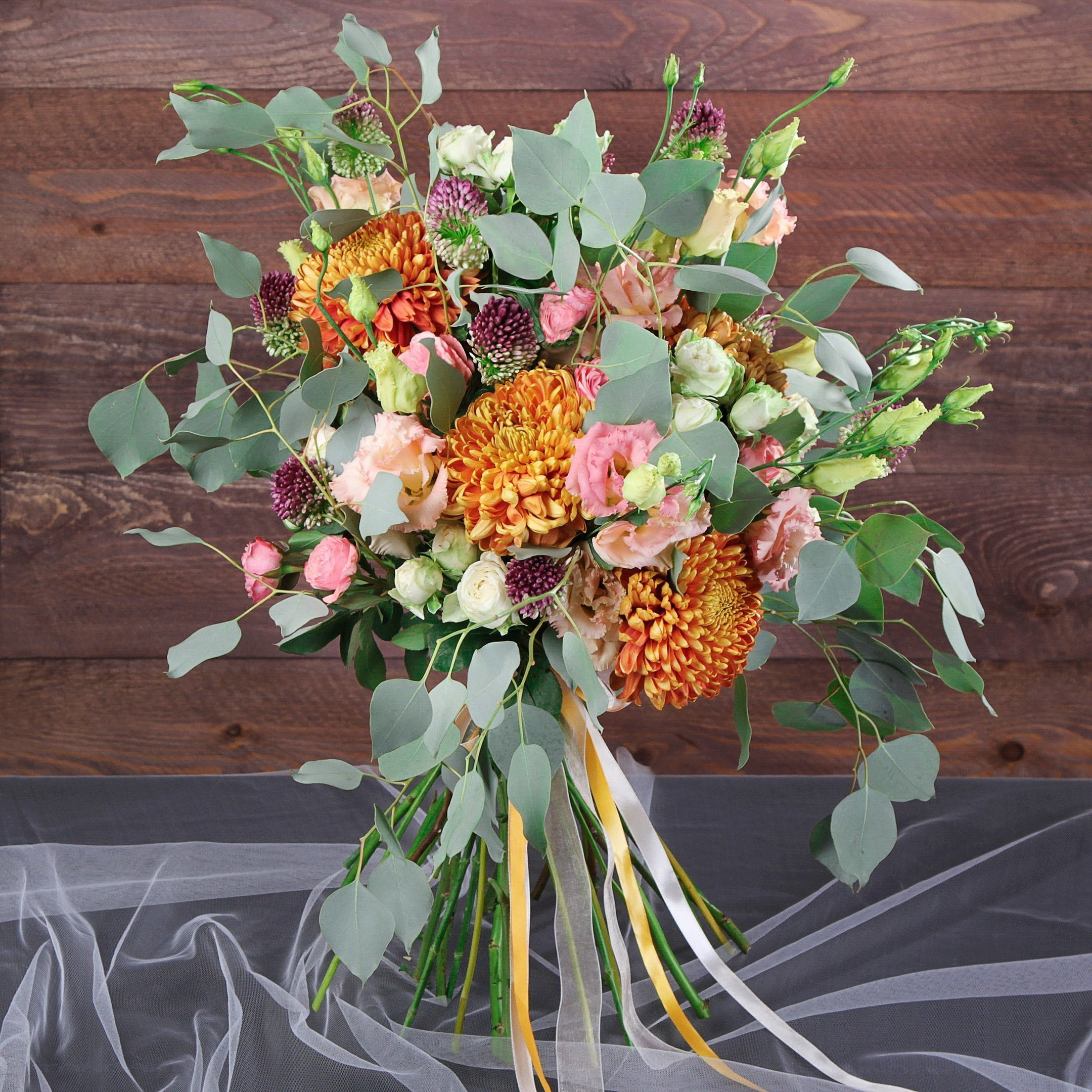 Букет хризантема, роза, лизиантус, аллиум. Флорист Маргарита Гладкова