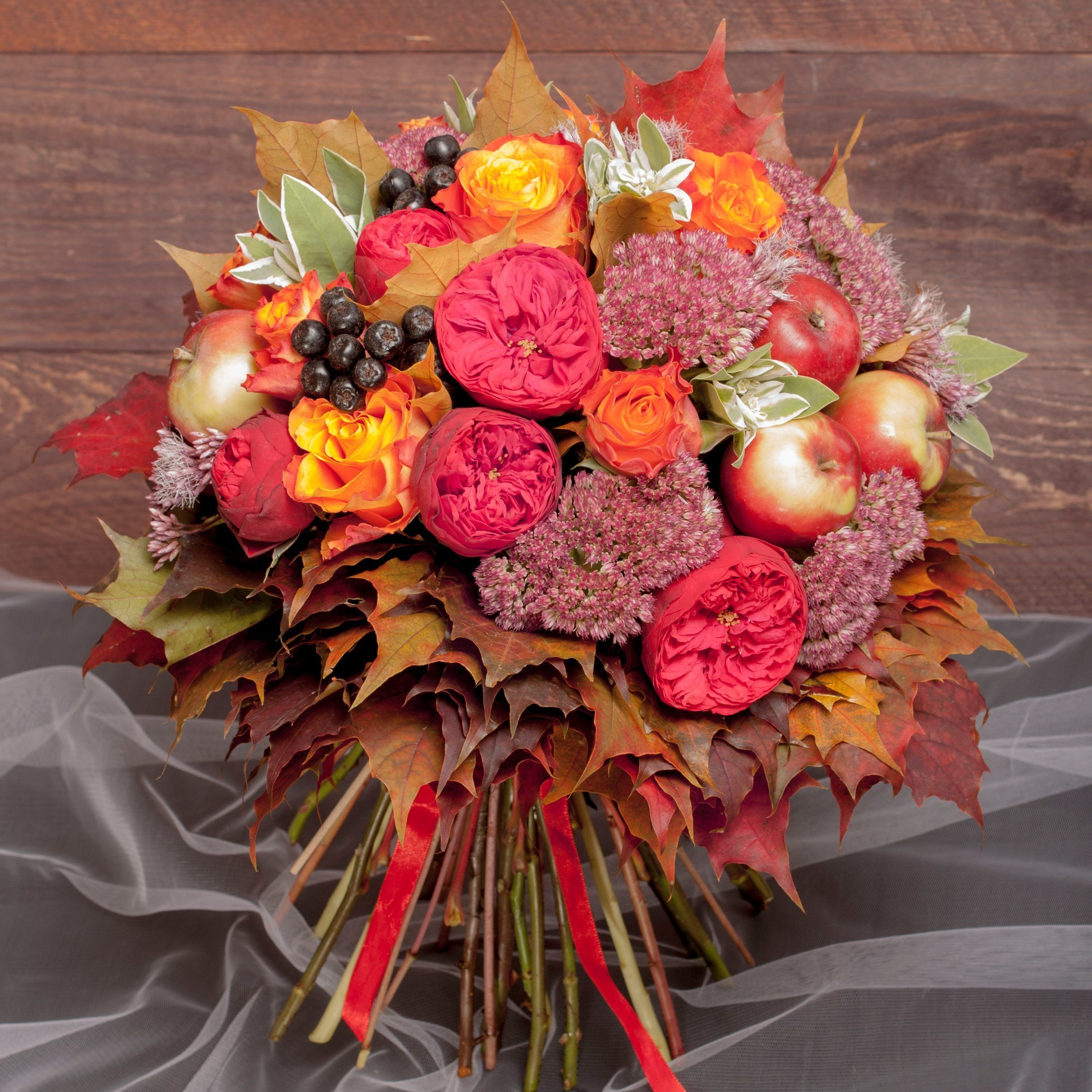 Букет розы пиано, седум, яблоки, кленовые листья. Флорист Маргарита Гладкова