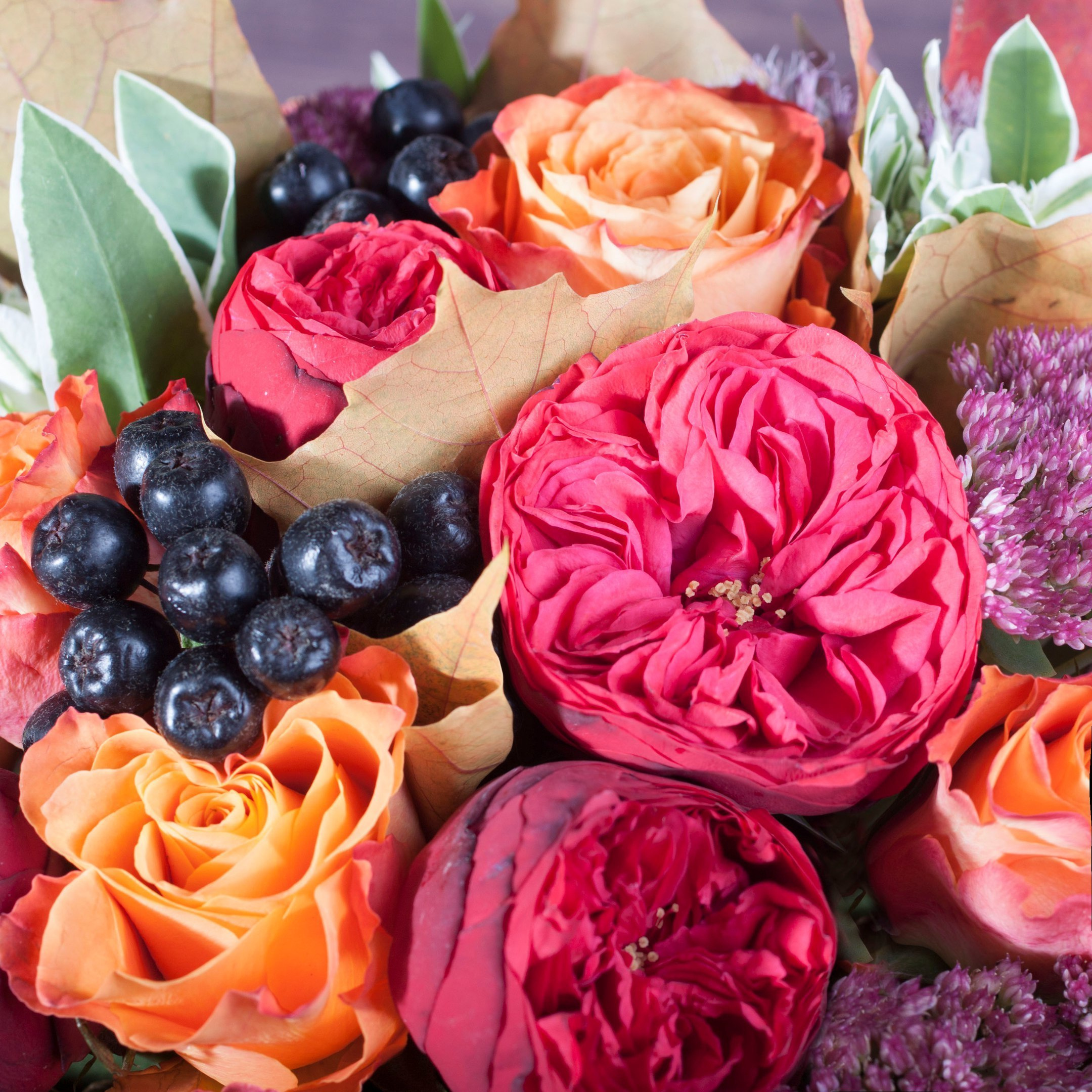 Букет розы пиано, седум, яблоки, кленовые листья. Флорист Маргарита Гладкова