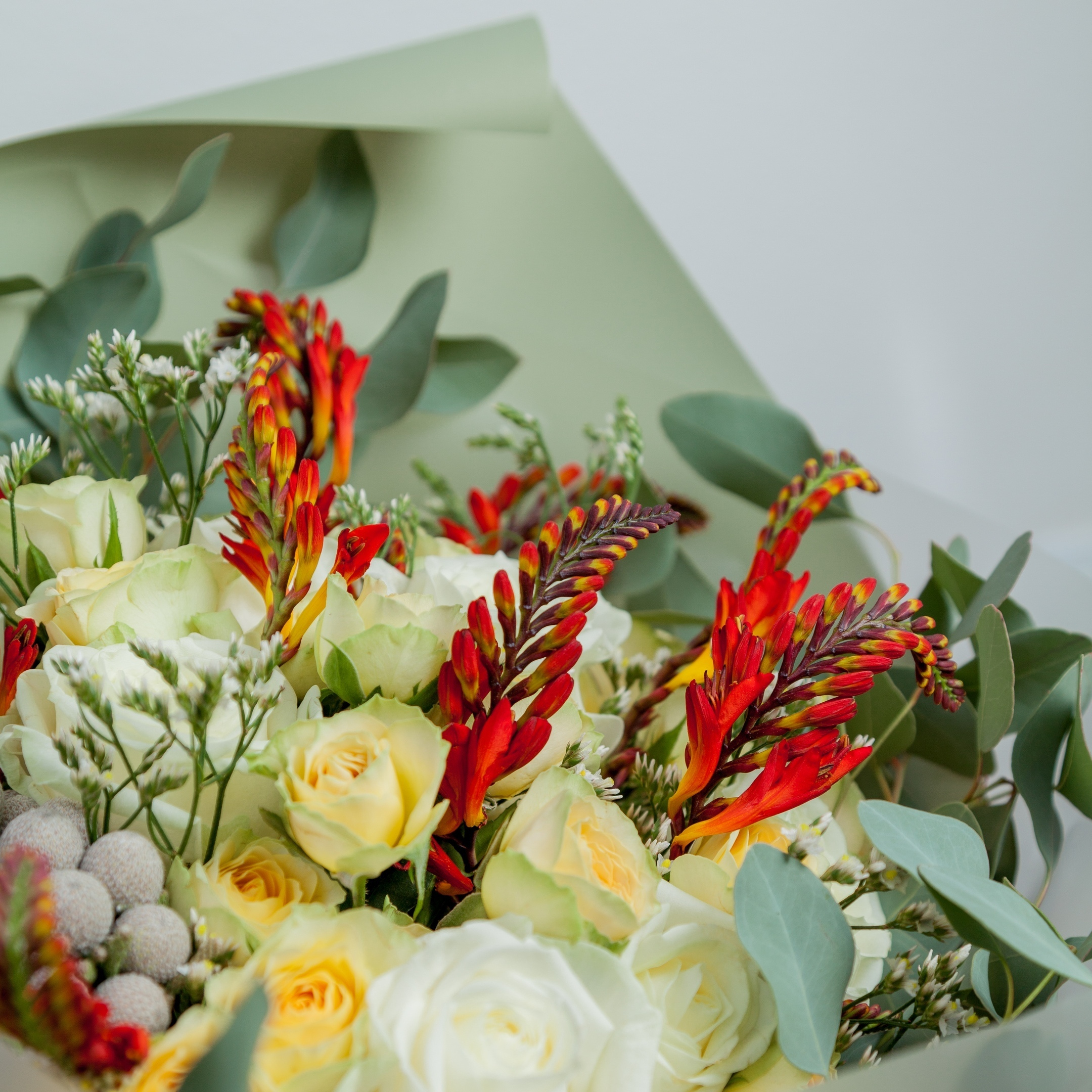 Букет роза одноголовая, роза кустовая, крокосмия, бруния. Флорист Маргарита Гладкова