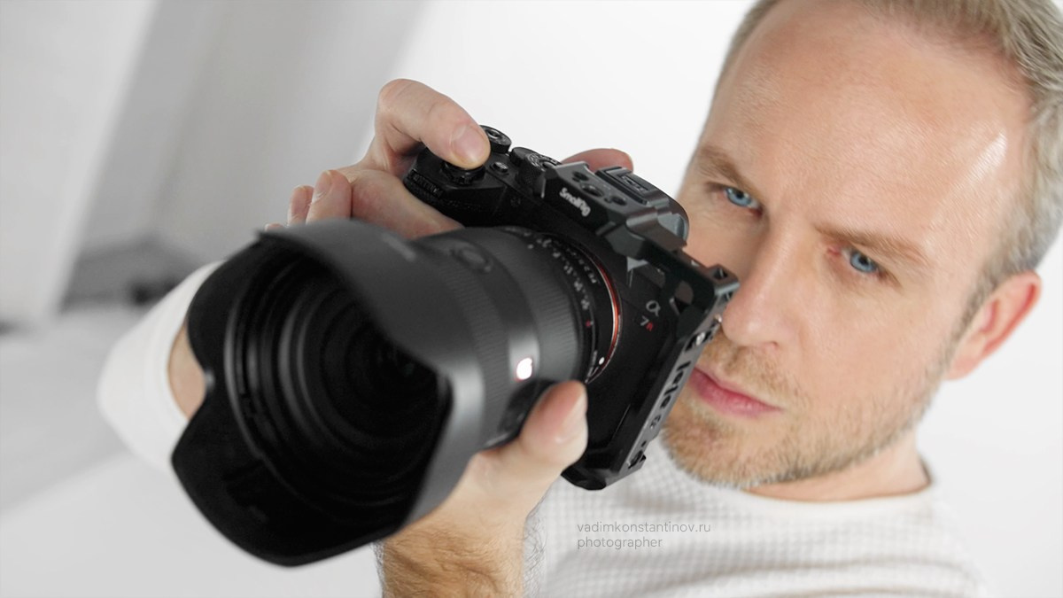 Фотограф Вадим Константинов. С фотокамерой Sony 7R IV в руках