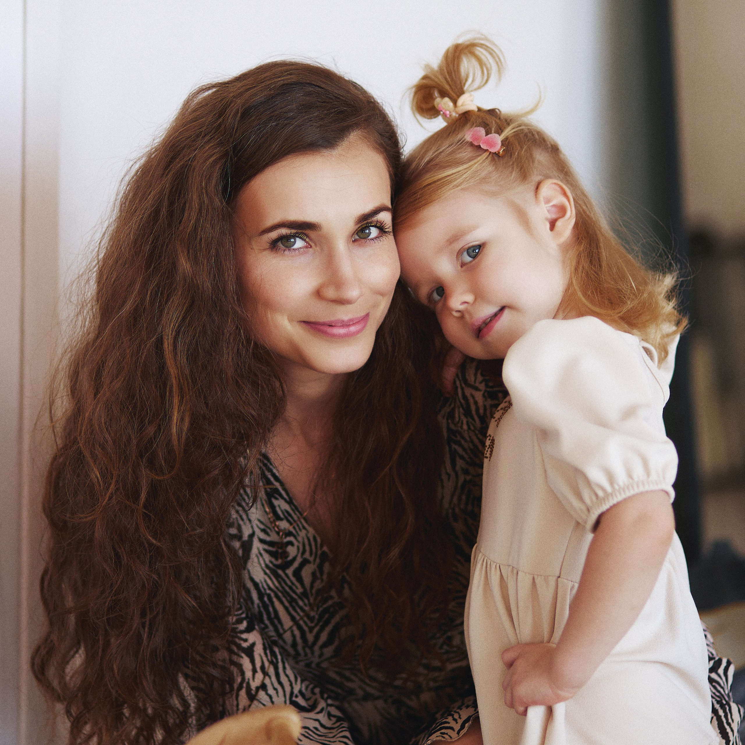 мама с дочкой в фотостудии