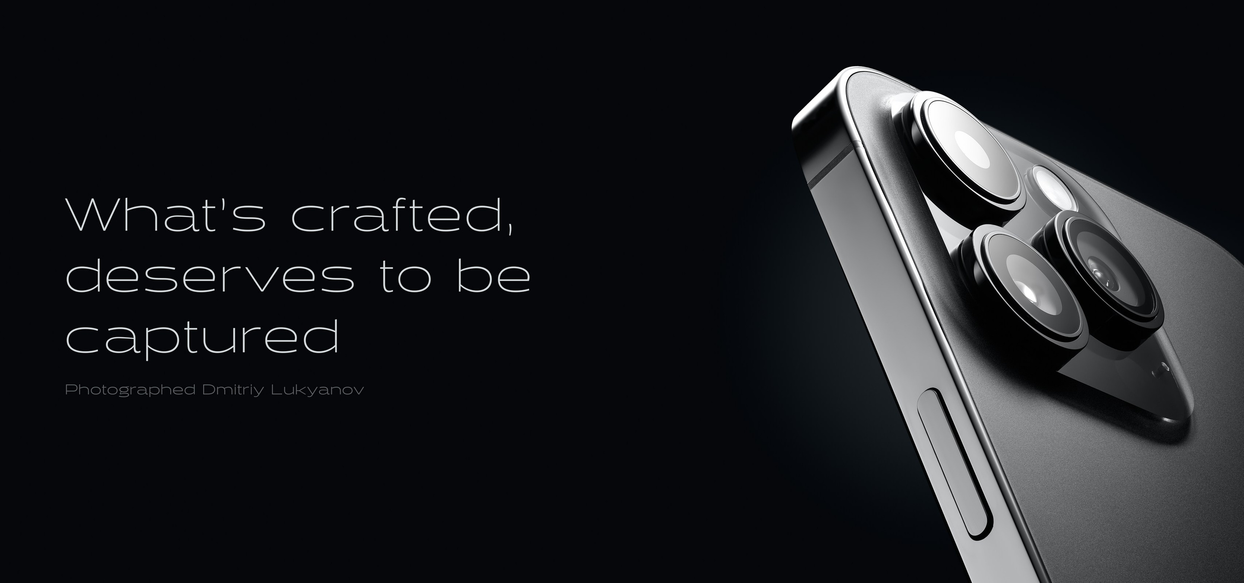 Макрофотография камеры смартфона на тёмном градиентном фоне с фирменным слоганом «What’s crafted, deserves to be captured». Стильная рекламная композиция, подчёркивающая детализацию, премиум-подачу и мастерство предметной съёмки.