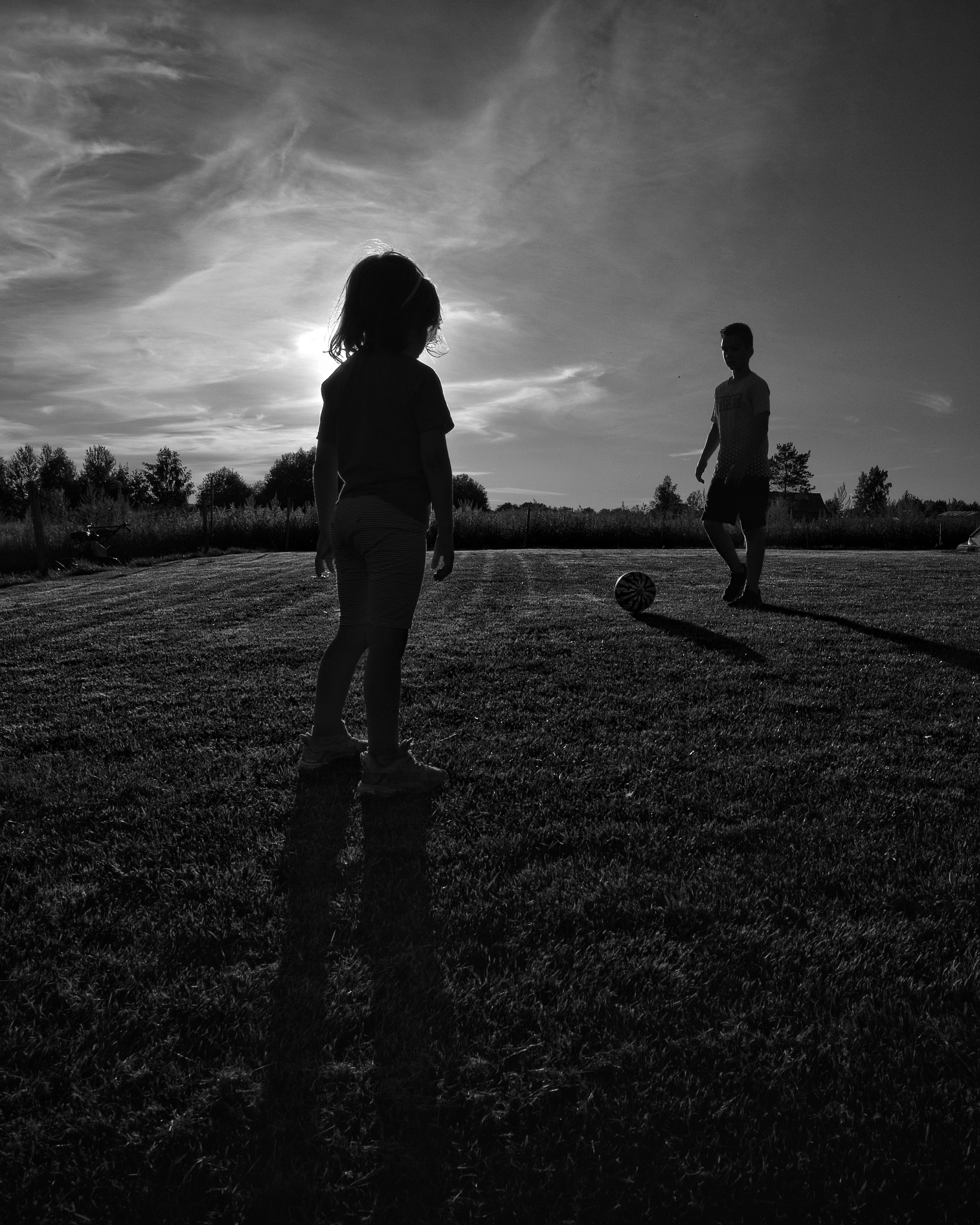 силуэты детей, играющих в футбол