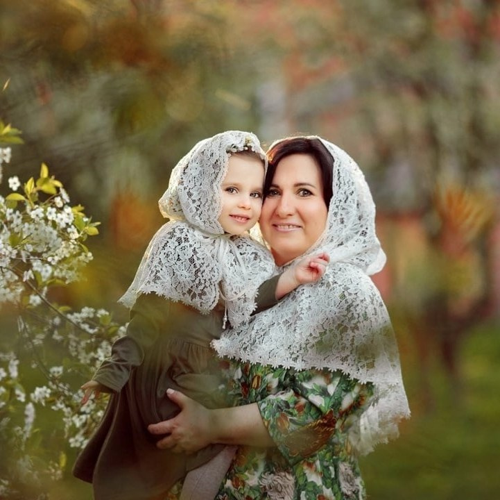 Профессиональная видеосъемка венчания и крещения в Москве: таинство в православном храме Красивая видеосъемка крещения ребенка в церкви Москвы: крупный план младенца и священника  Видеосъемка обряда венчания в храме: молодожены держат венцы над головами Услуги видеографа на крестины и венчание в Москве: эмоциональный кадр церемонии