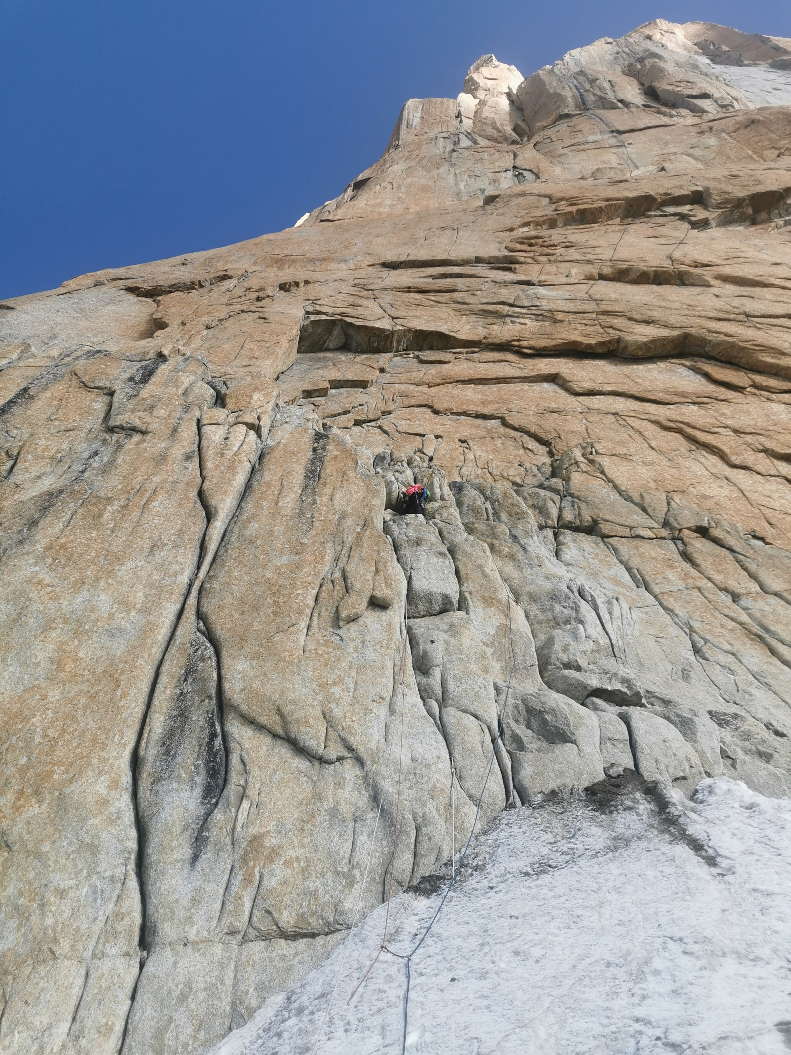 Вечный огонь на Безымянную Башню Транго (6251 м), 600 м, VI, 7b+, A2. Премия Стальной Ангел