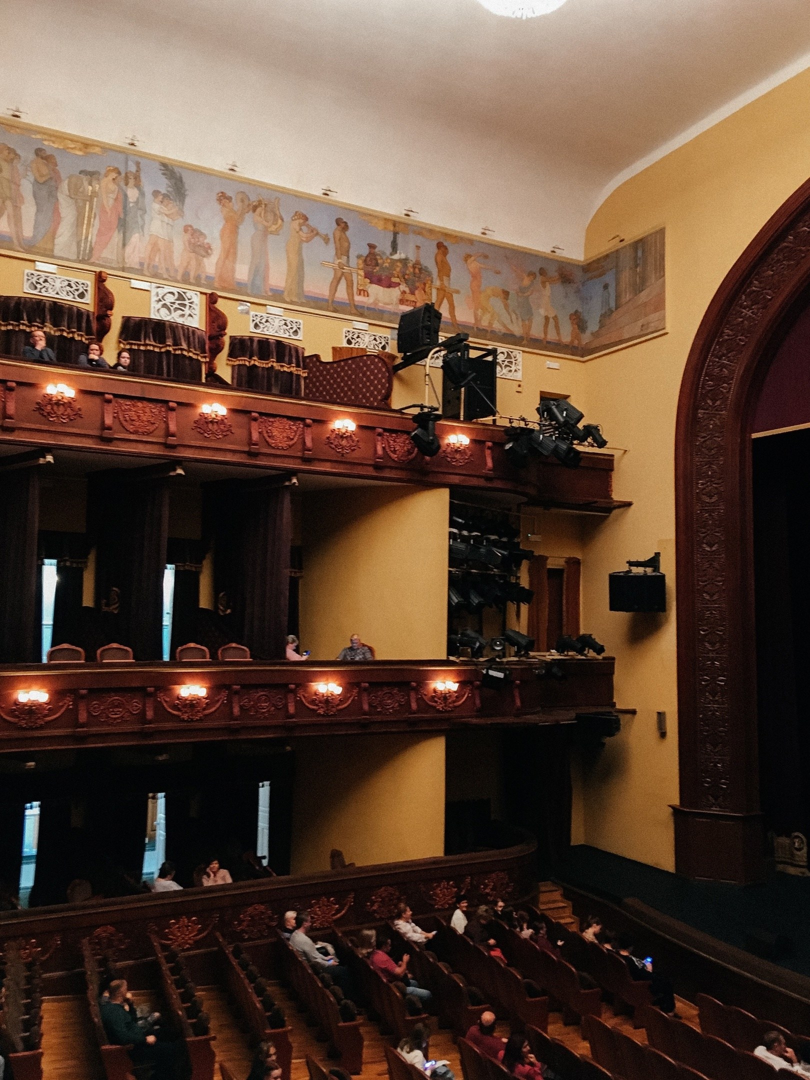 День театра