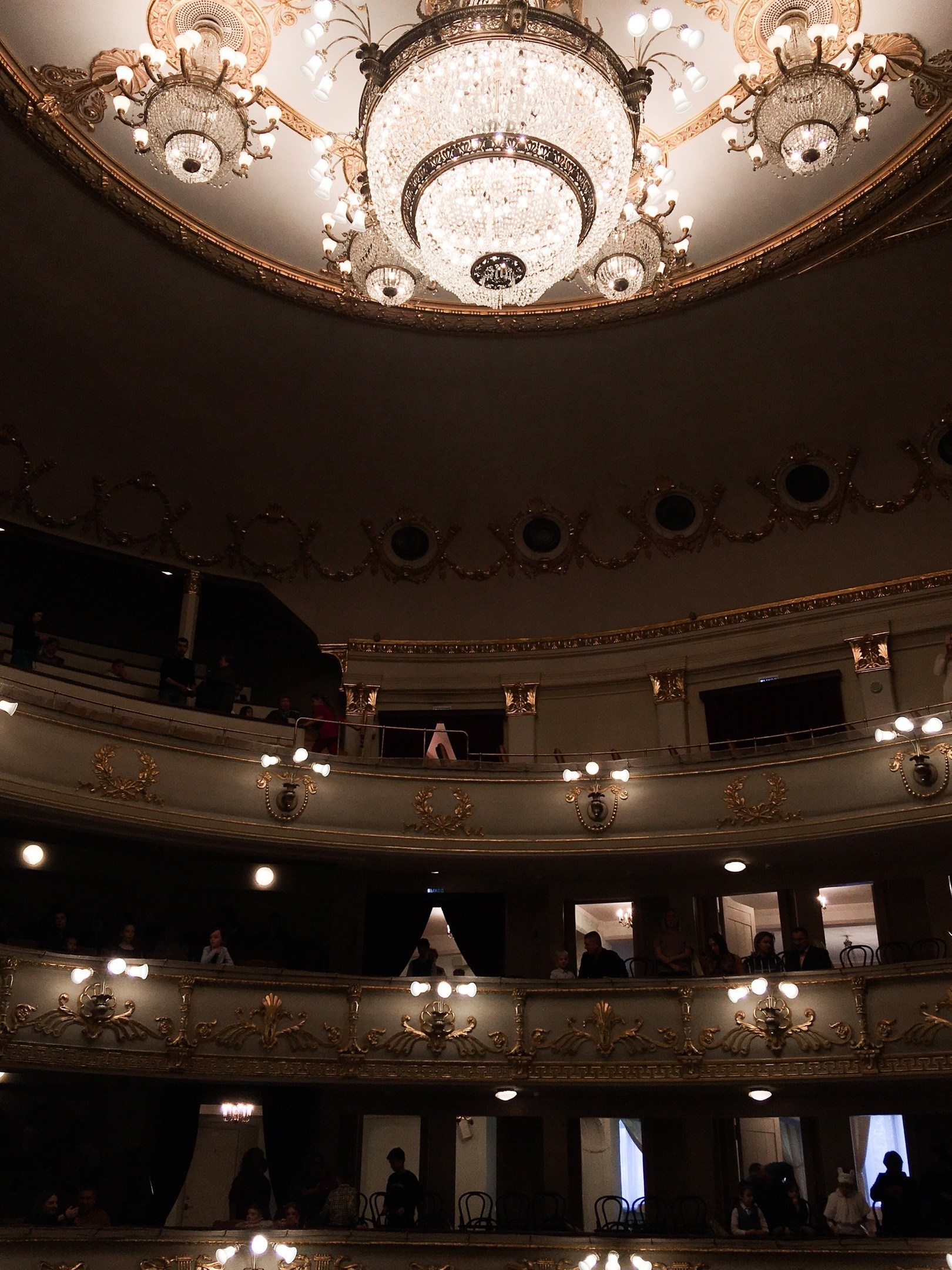 День театра