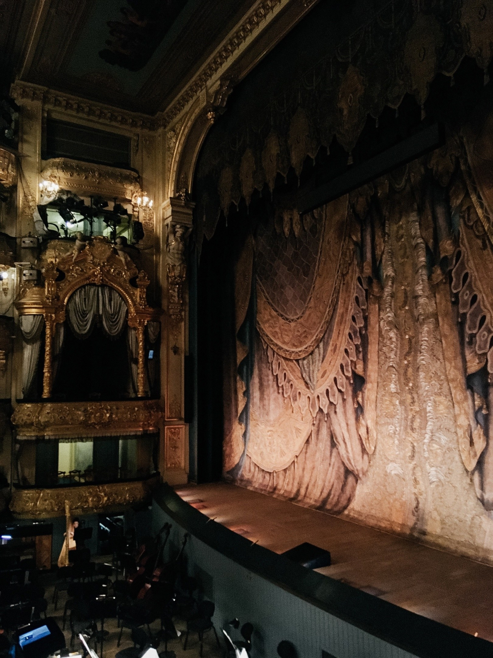 День театра