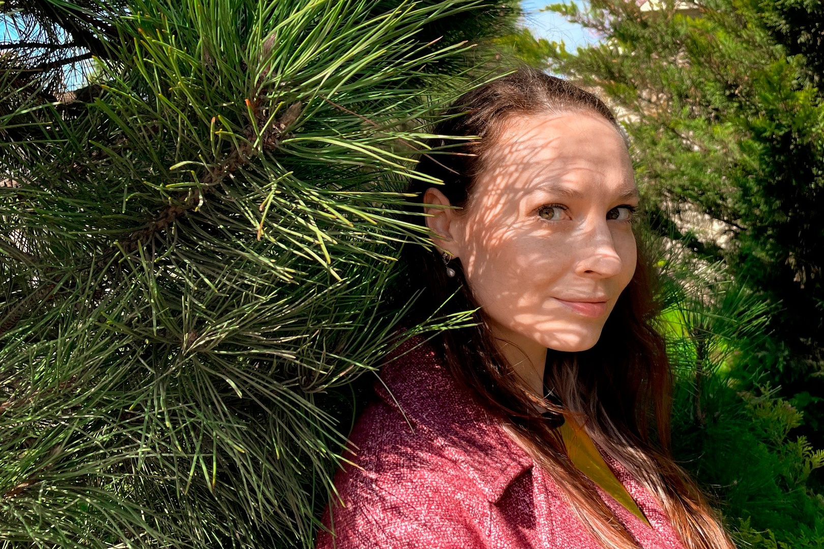 Девушка на фоне елки в розовом пиджаке - фотосессия Краснодар на улице