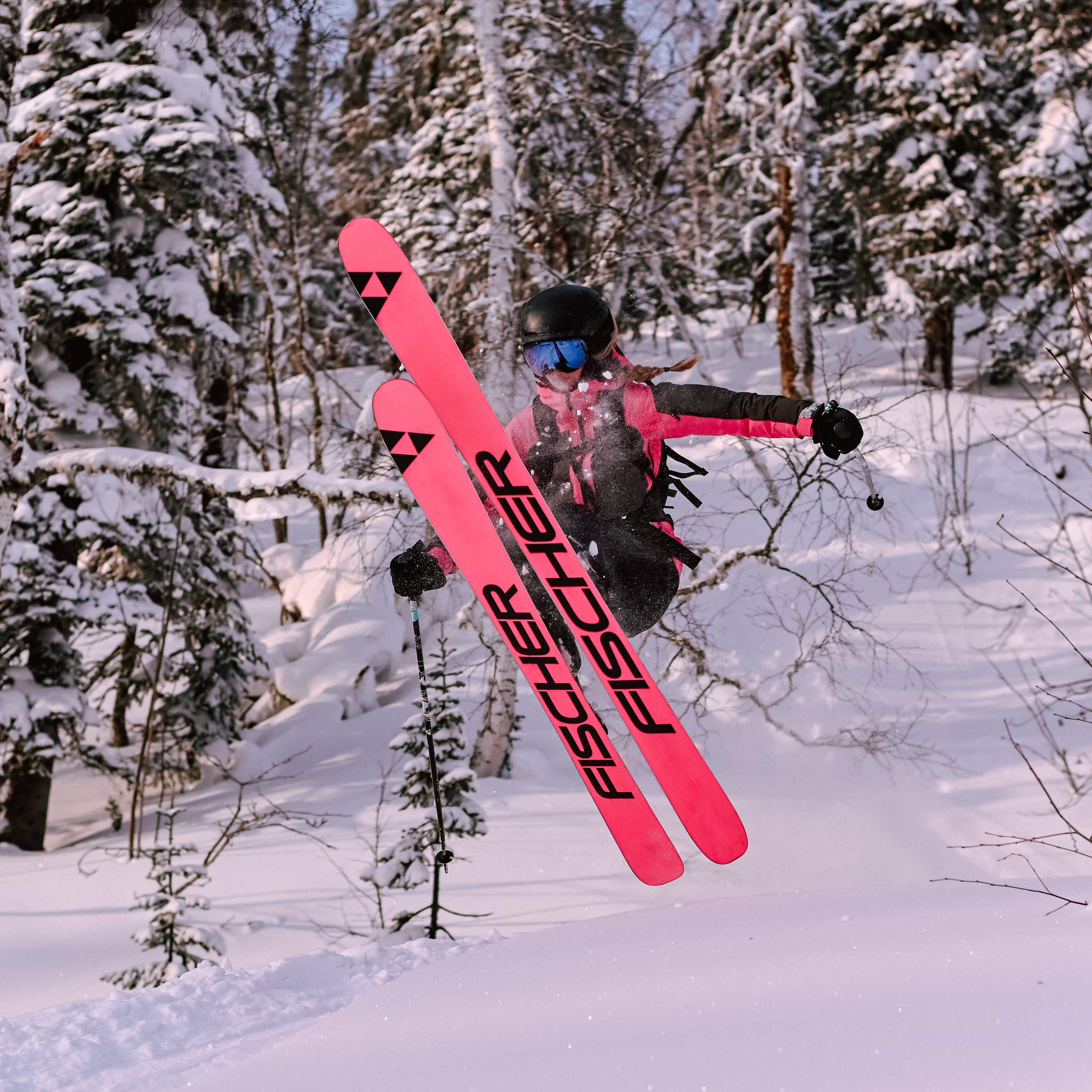 Фотосессия девушки в прыжке на горных лыжах