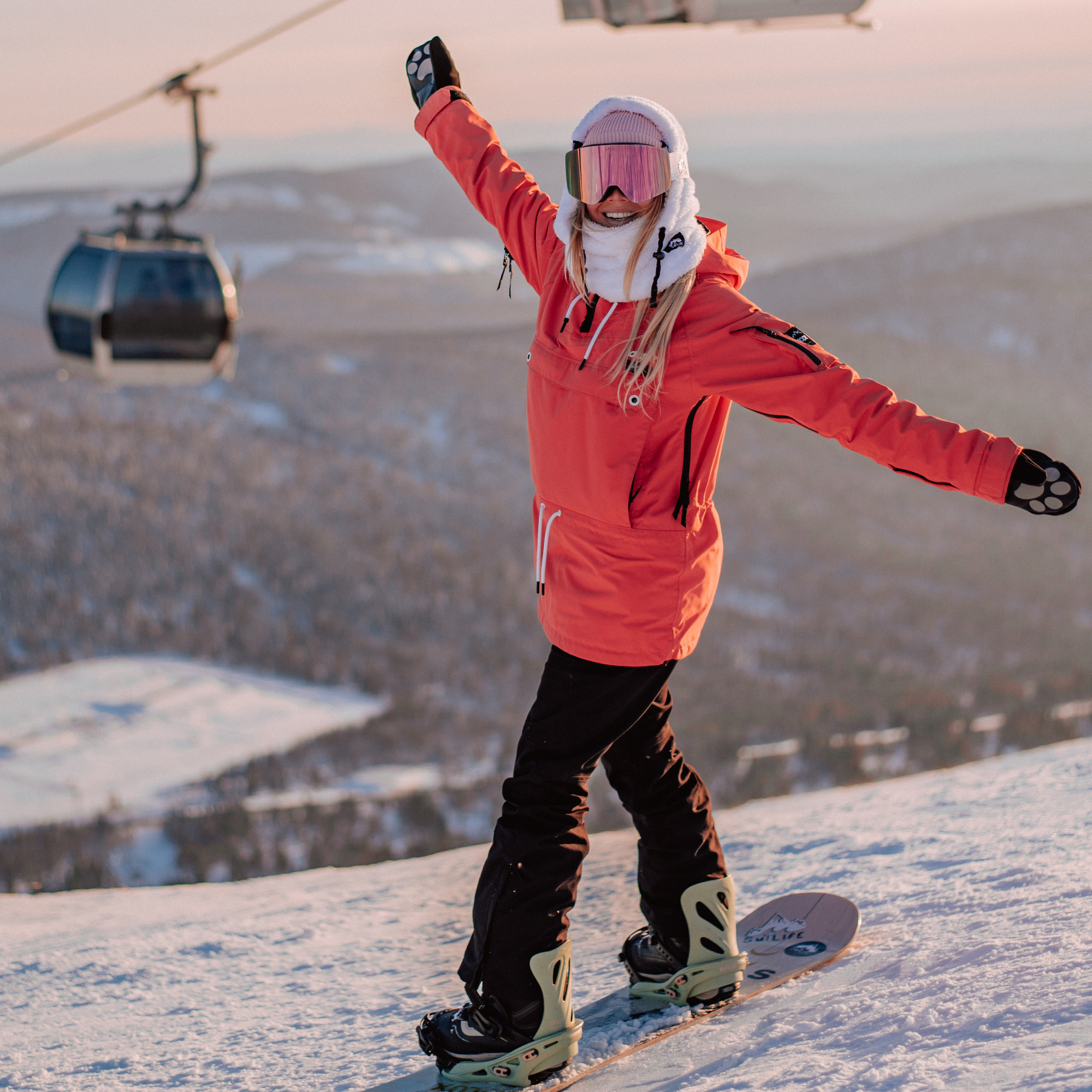 Фотосессия девушка на сноуборде на фоне гор и подъемника