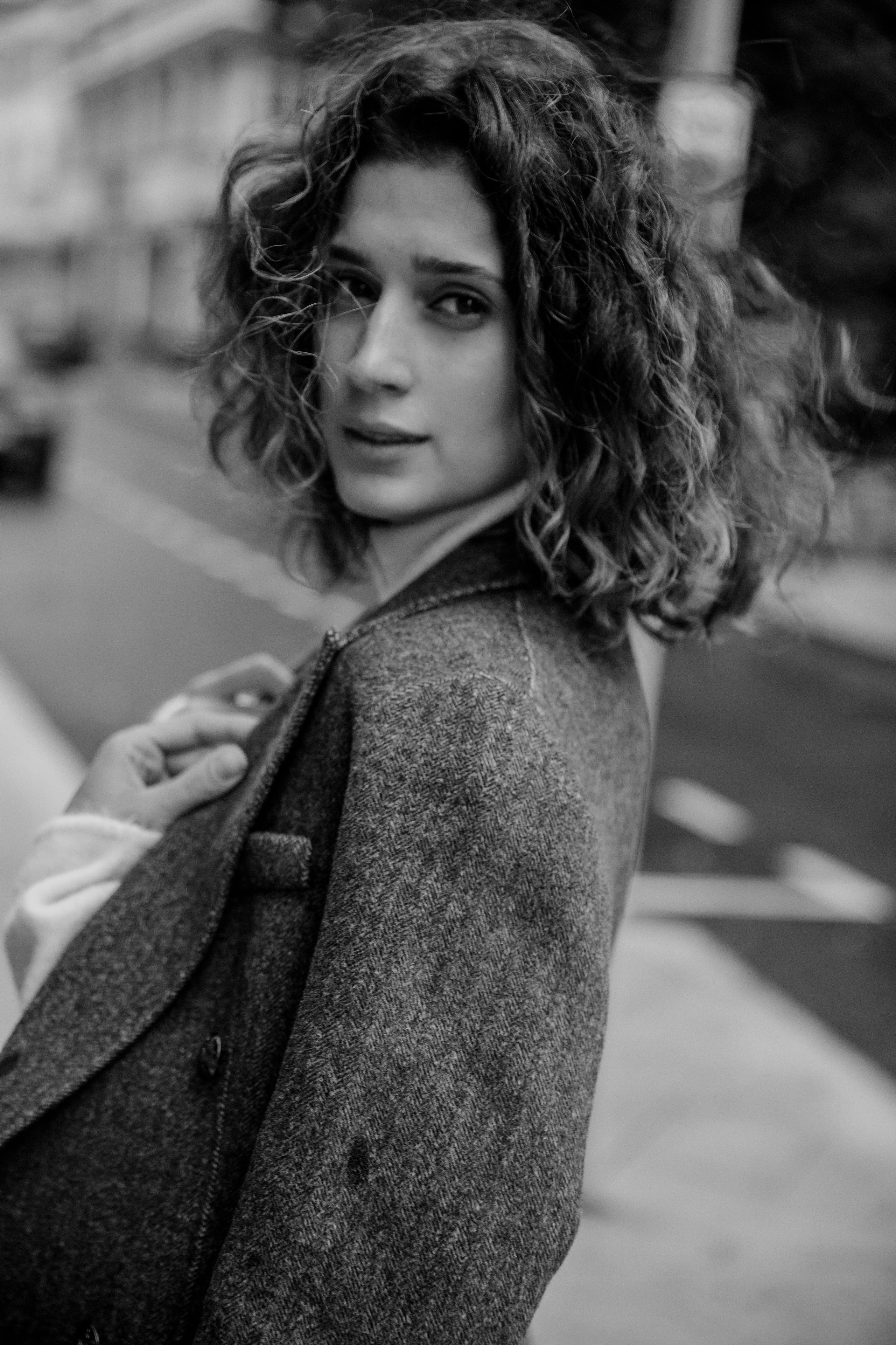 Красивоя молодая девушка гуляет по Москве весной в теплую погоду