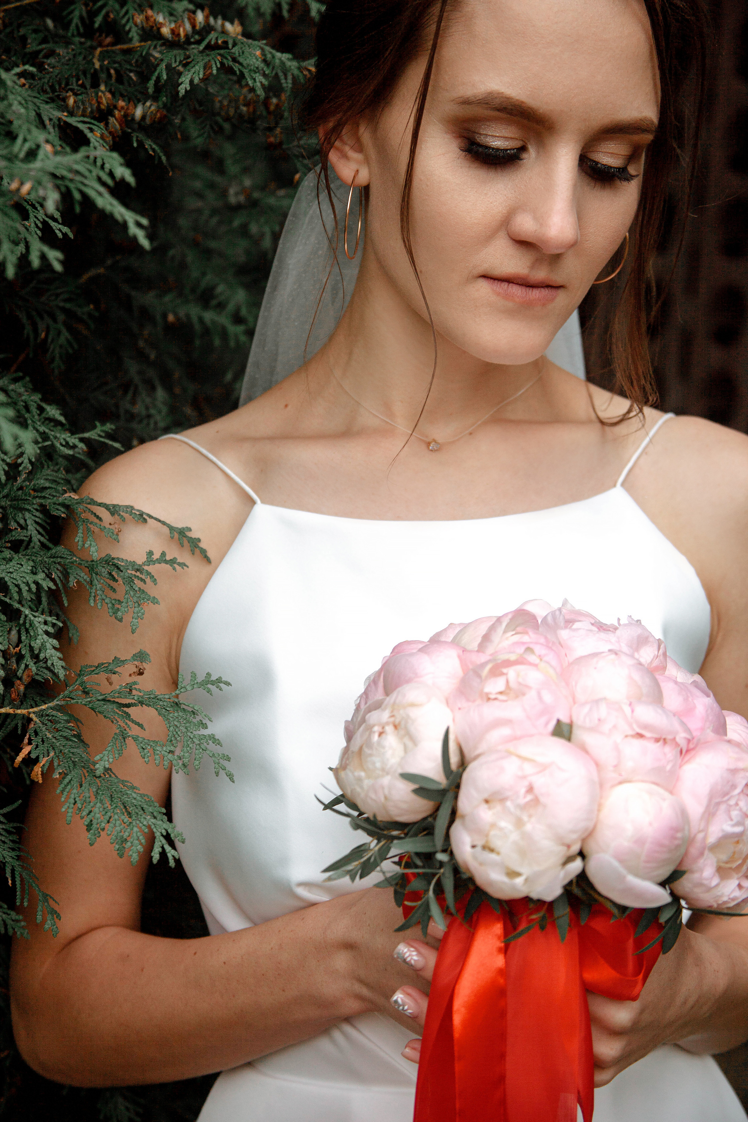 портрет девушки с букетом роз